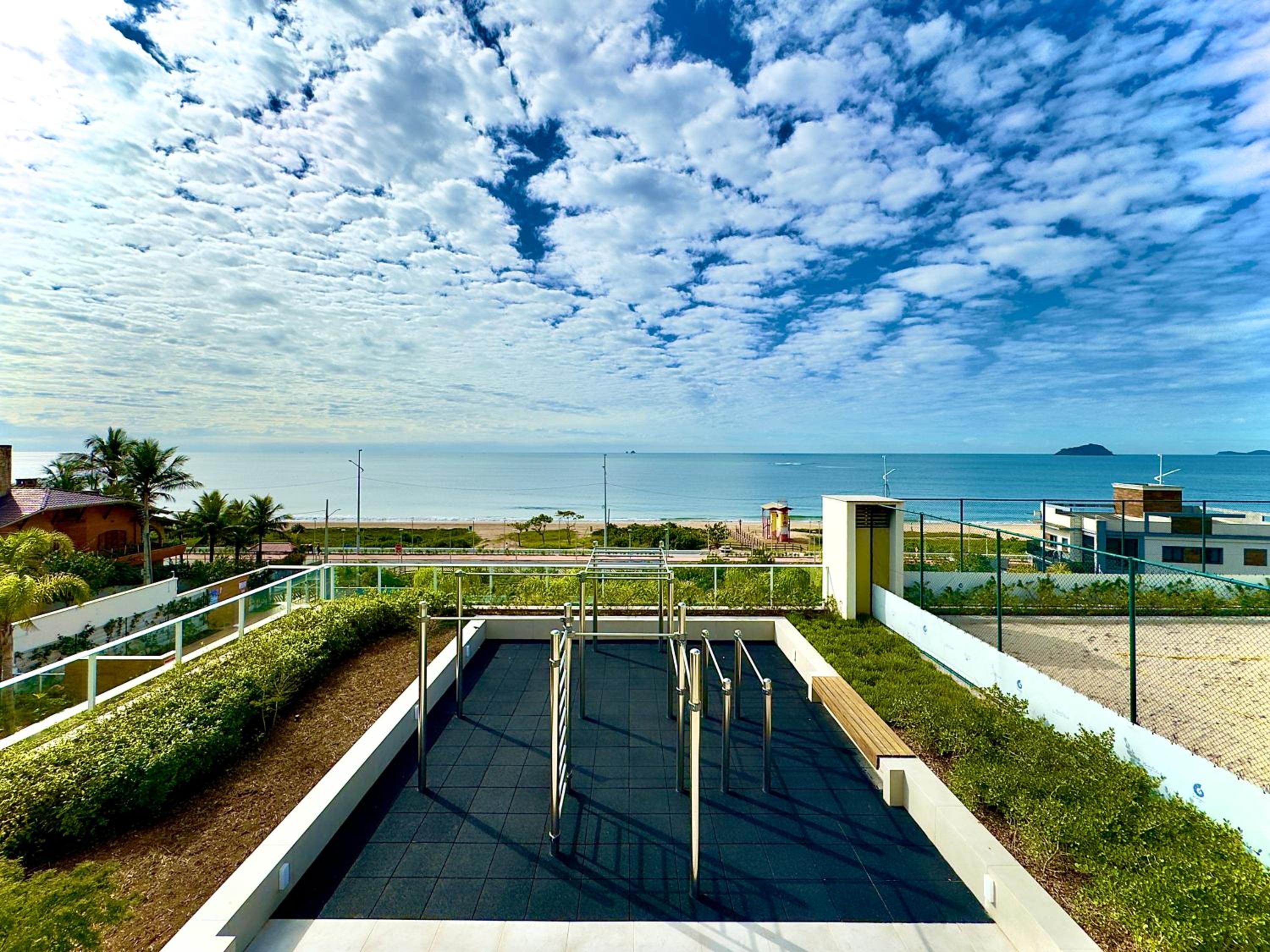 Aptos Pé na Areia Vista Mar Condomínio Resort Completo com Piscina borda Infinita, Beach Tennis, Academia, Sala de Jogos, Brinquedoteca, Playground e Porta