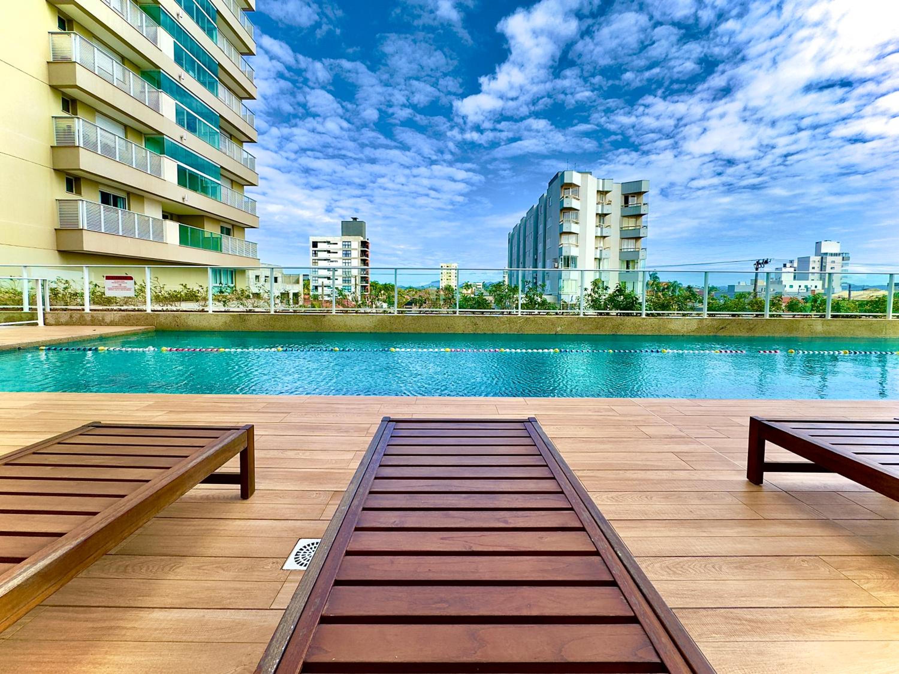 Aptos Pé na Areia Vista Mar Condomínio Resort Completo com Piscina borda Infinita, Beach Tennis, Academia, Sala de Jogos, Brinquedoteca, Playground e Porta