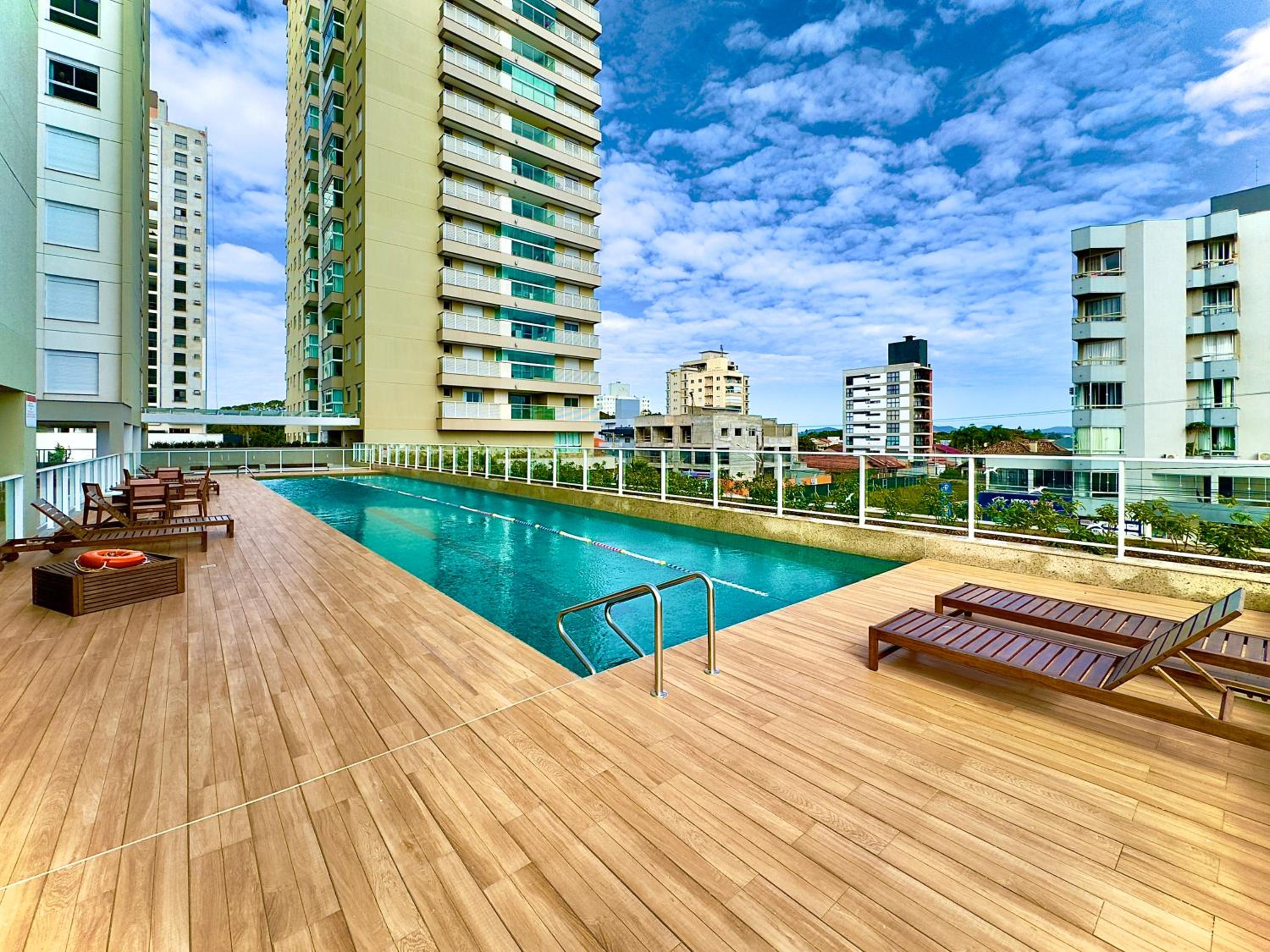 Aptos Pé na Areia Vista Mar Condomínio Resort Completo com Piscina borda Infinita, Beach Tennis, Academia, Sala de Jogos, Brinquedoteca, Playground e Porta