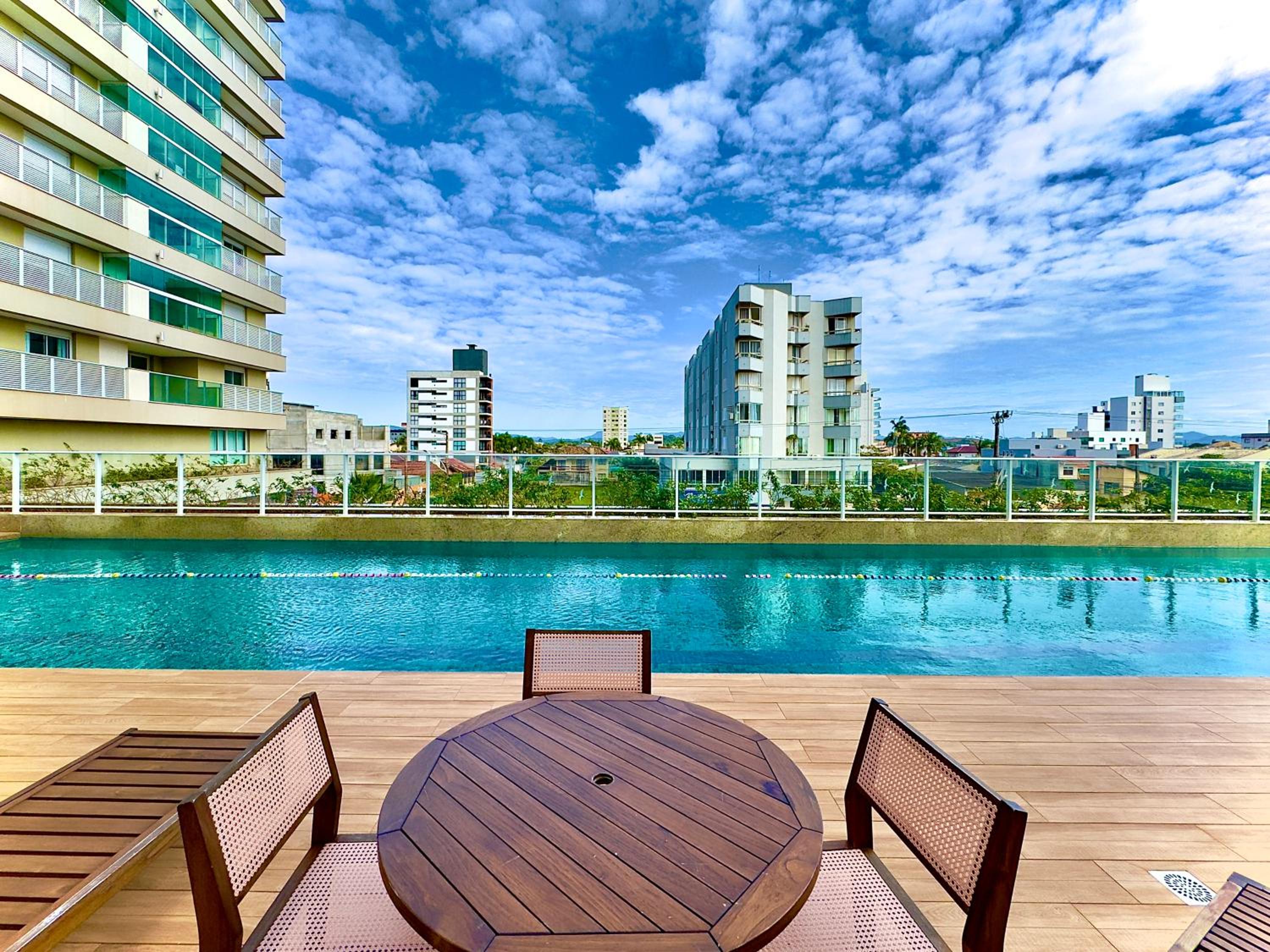 Aptos Pé na Areia Vista Mar Condomínio Resort Completo com Piscina borda Infinita, Beach Tennis, Academia, Sala de Jogos, Brinquedoteca, Playground e Porta
