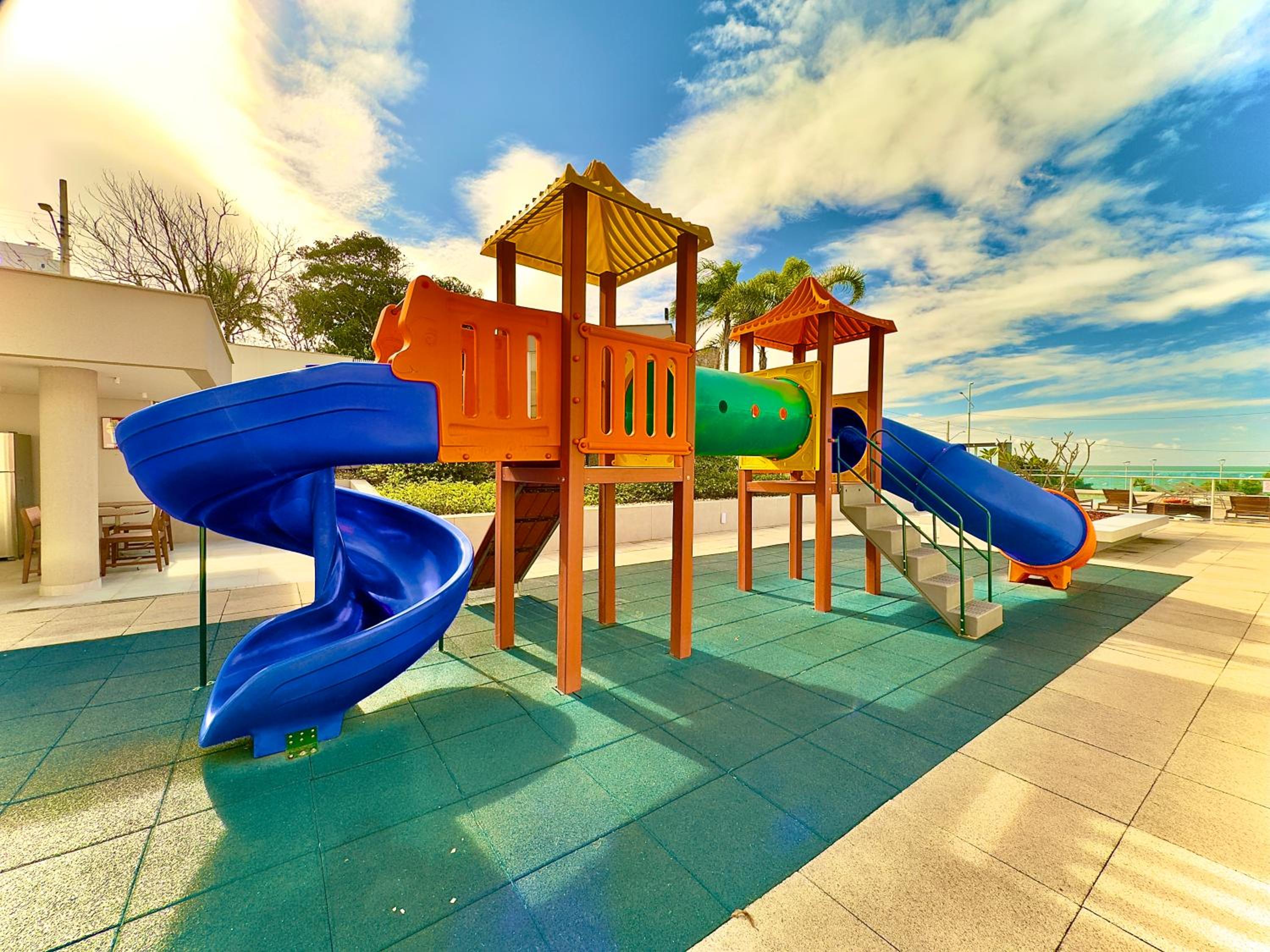 Aptos Pé na Areia Vista Mar Condomínio Resort Completo com Piscina borda Infinita, Beach Tennis, Academia, Sala de Jogos, Brinquedoteca, Playground e Porta