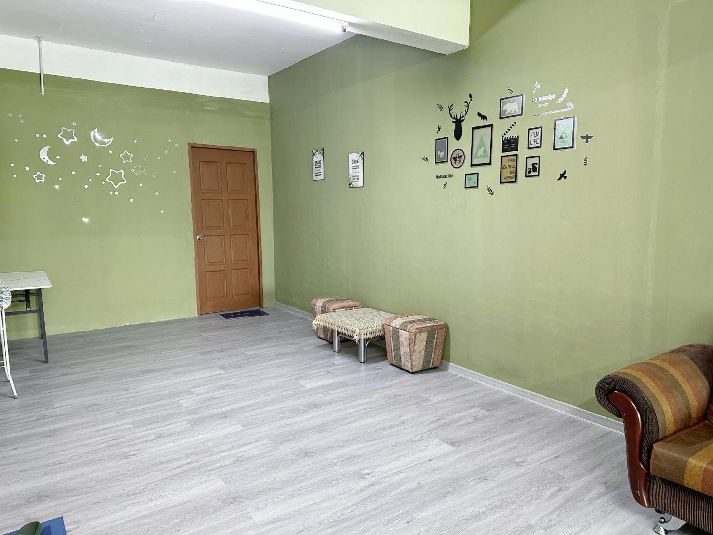 Check In Studio Homestay 12pax 1 Big Room with 4 kingsize 2 single matress Spacious space Super Budget