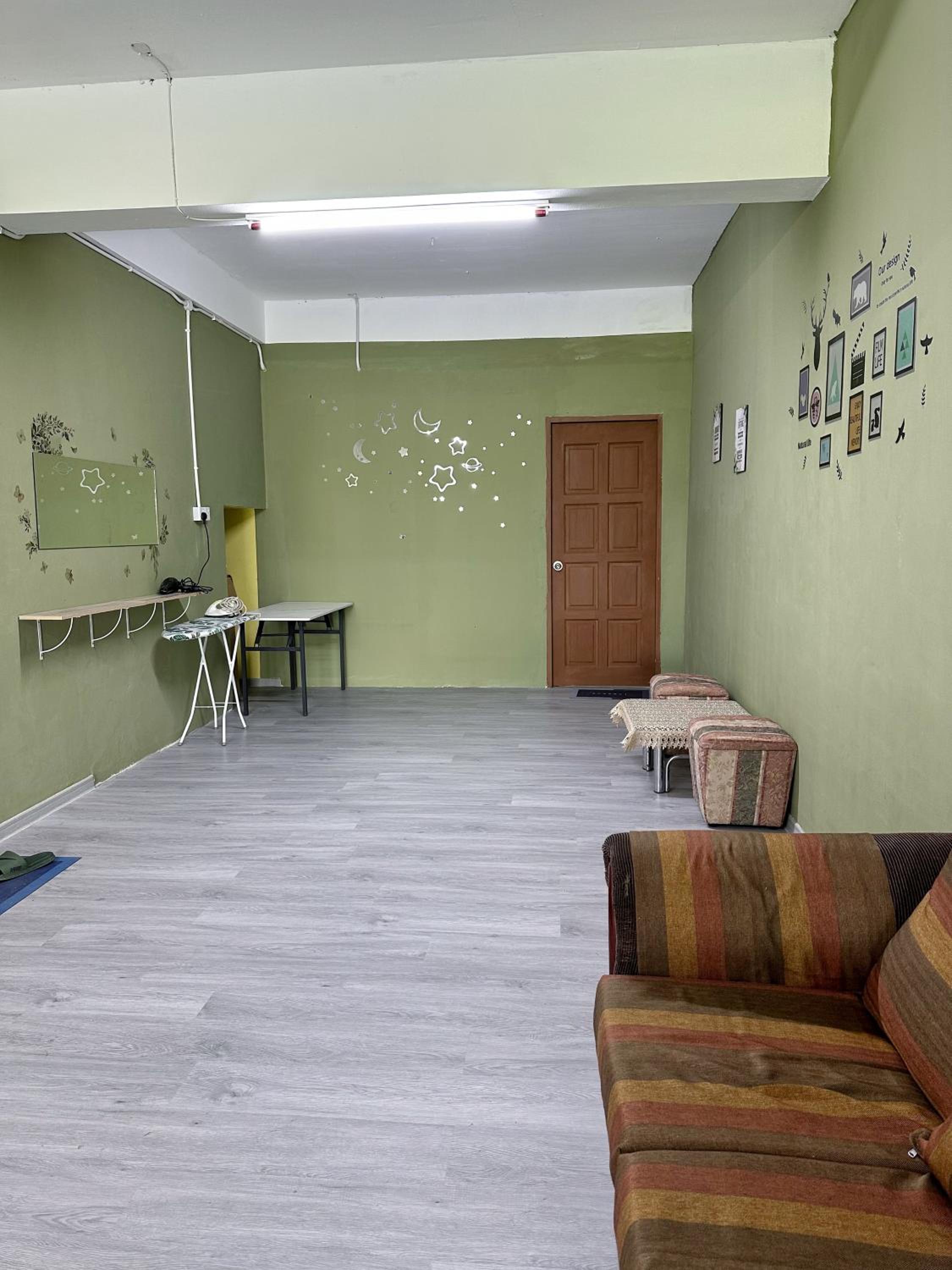 Check In Studio Homestay 12pax 1 Big Room with 4 kingsize 2 single matress Spacious space Super Budget