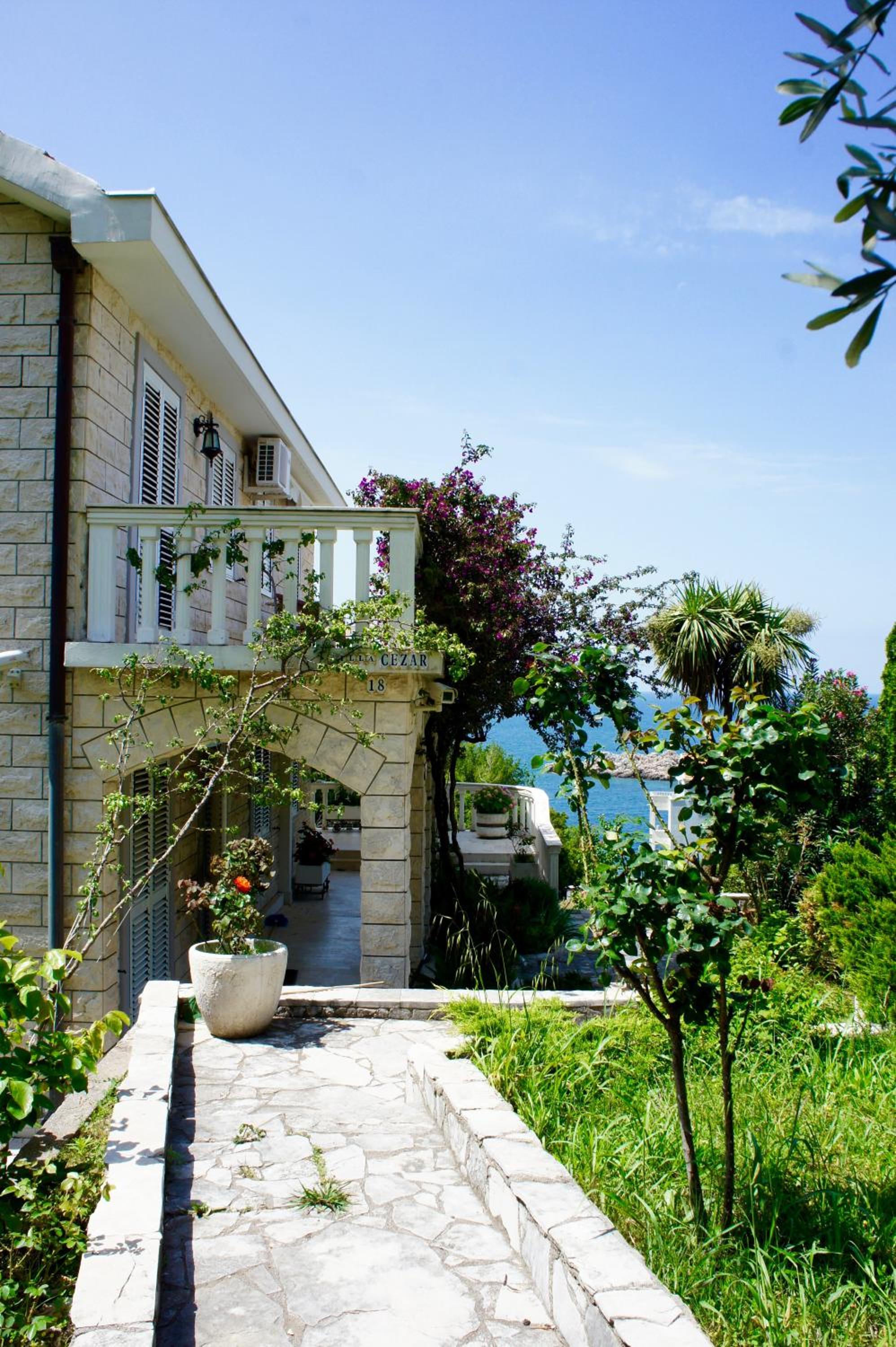 Cezar Holiday Home