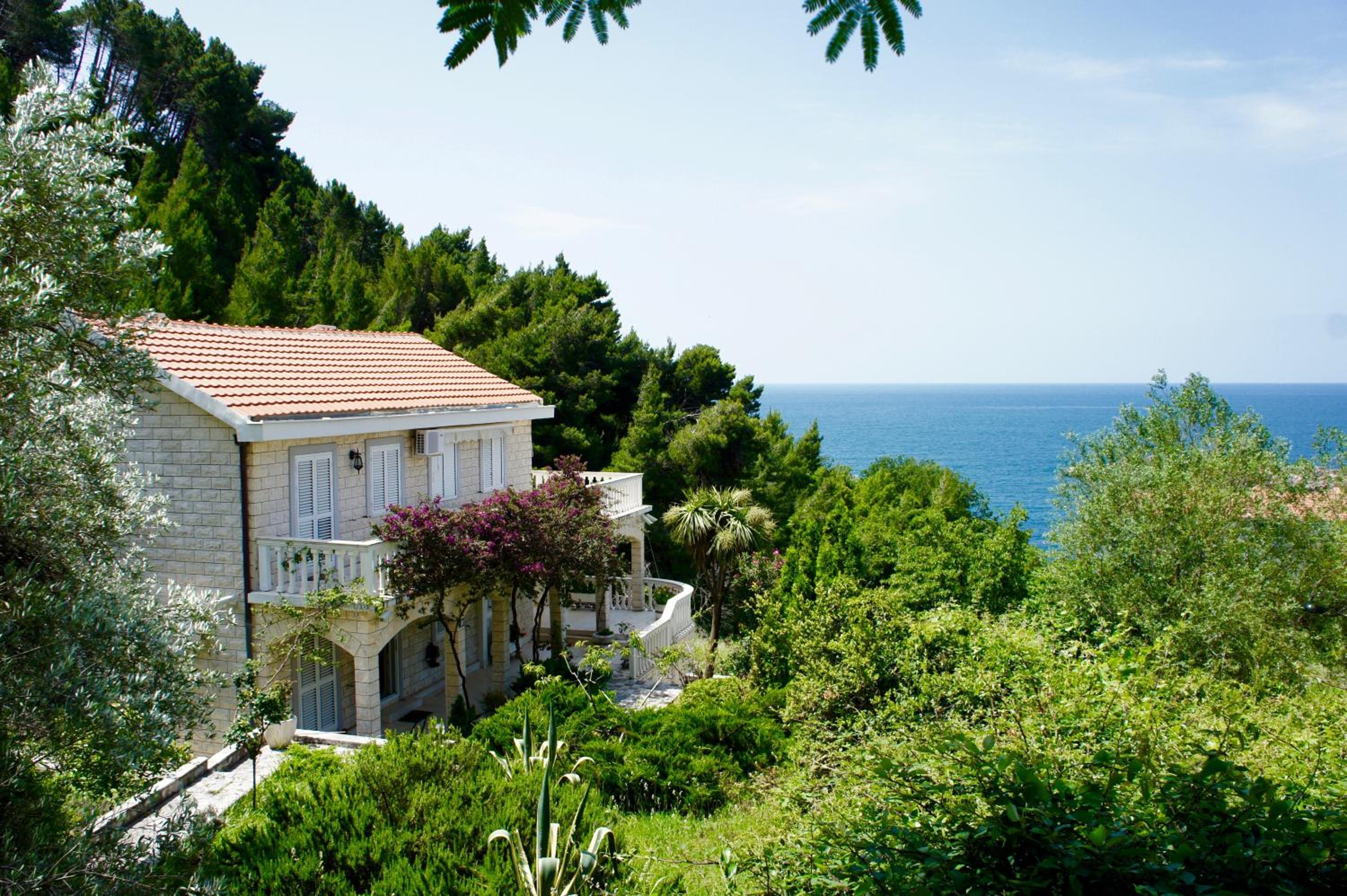 Cezar Holiday Home