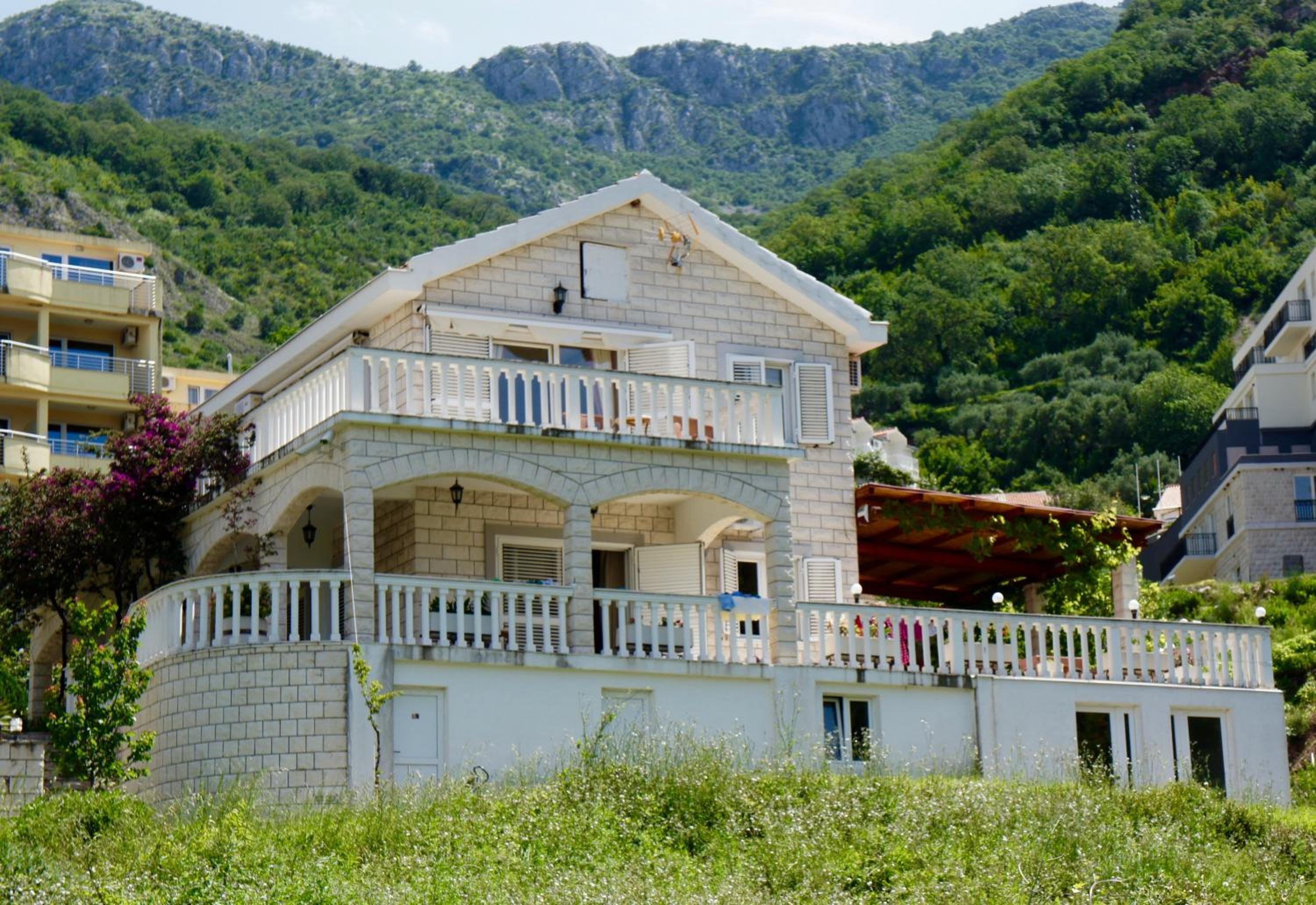 Cezar Holiday Home