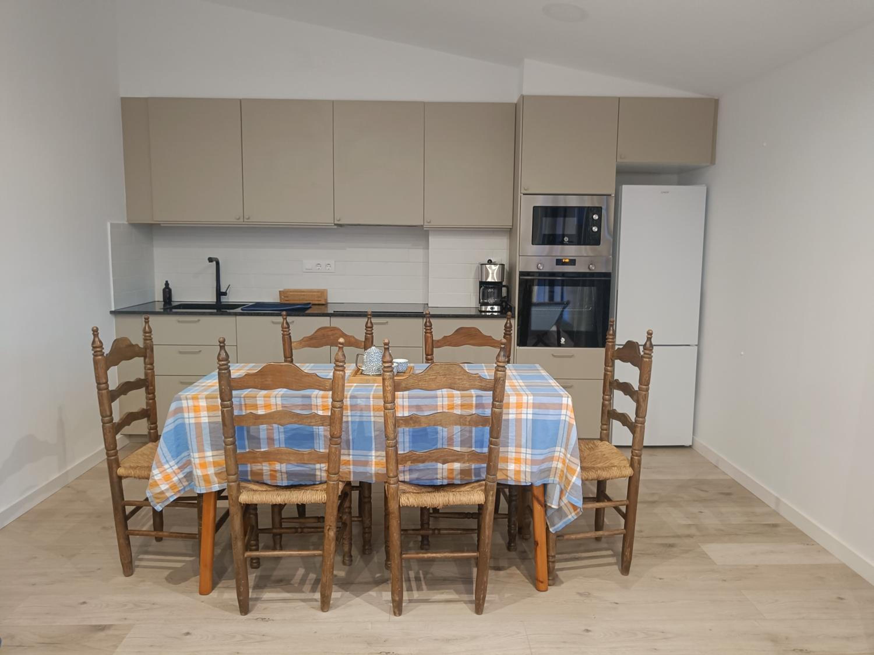Sunny Relaxing Penthouse Costa Brava, Sea & Mountain Views, Huge Terrace, Fiber 1GB