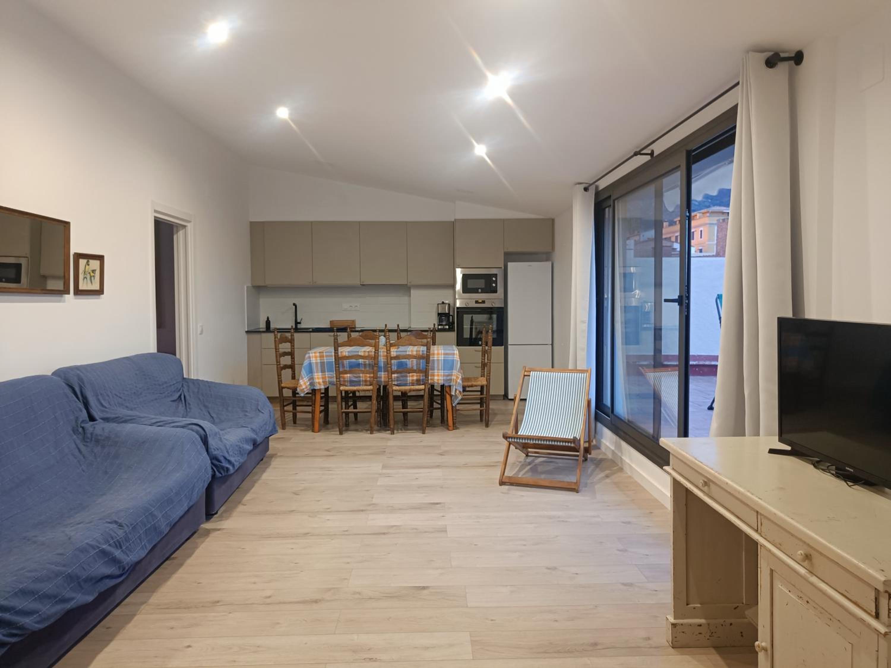 Sunny Relaxing Penthouse Costa Brava, Sea & Mountain Views, Huge Terrace, Fiber 1GB