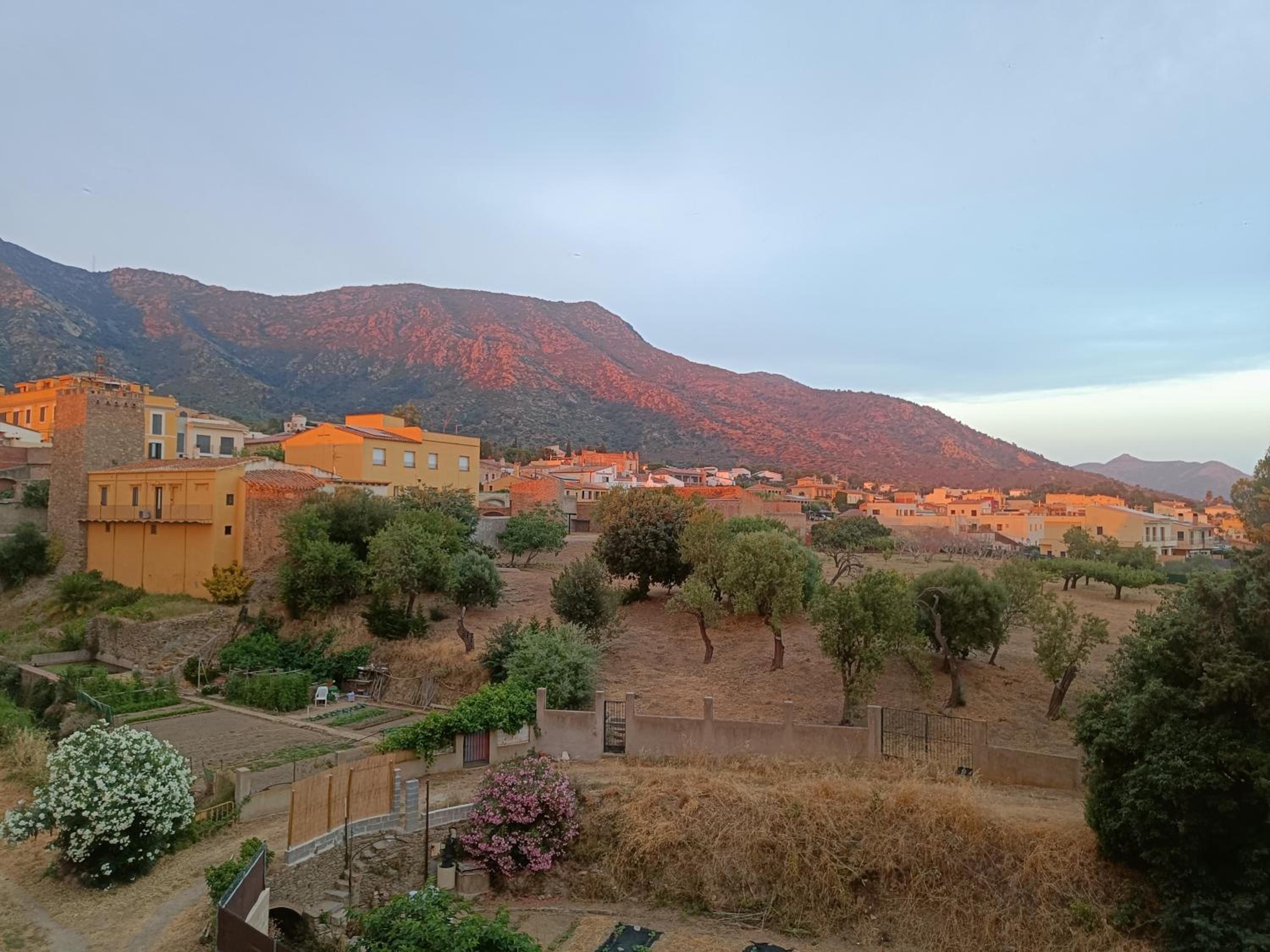 Sunny Relaxing Penthouse Costa Brava, Sea & Mountain Views, Huge Terrace, Fiber 1GB