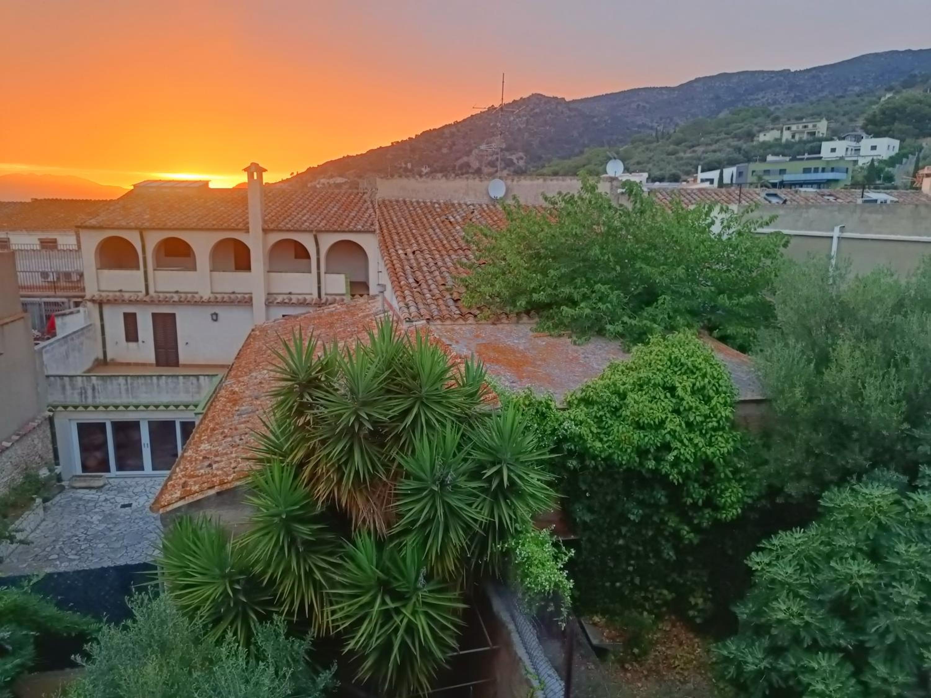 Sunny Relaxing Penthouse Costa Brava, Sea & Mountain Views, Huge Terrace, Fiber 1GB