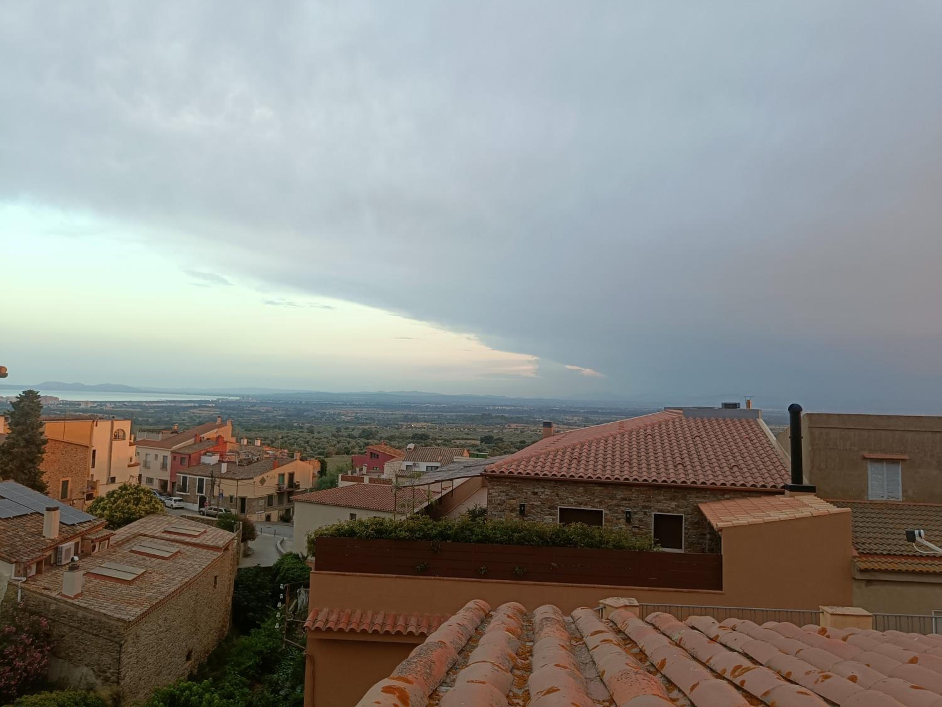 Sunny Relaxing Penthouse Costa Brava, Sea & Mountain Views, Huge Terrace, Fiber 1GB