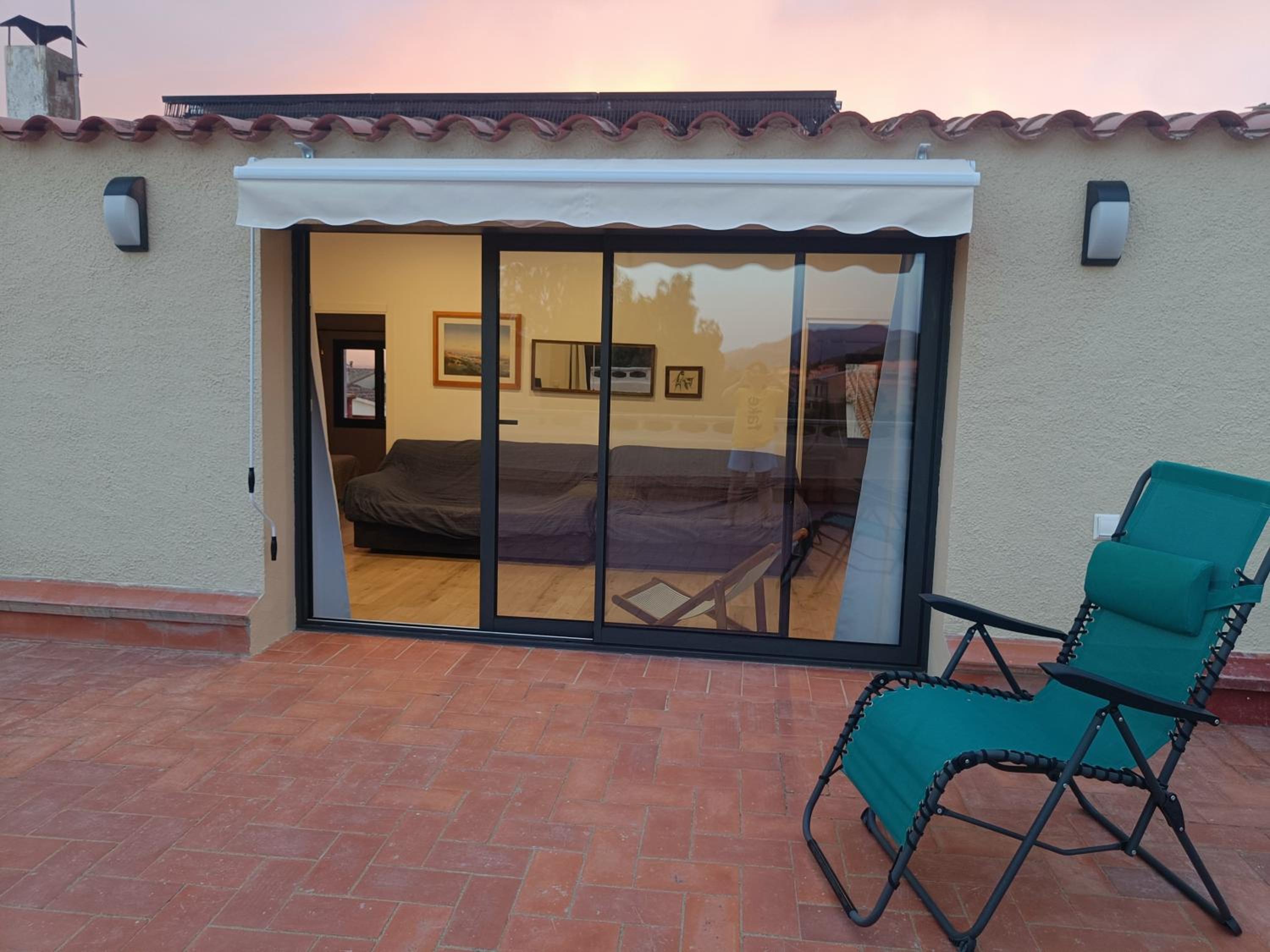 Sunny Relaxing Penthouse Costa Brava, Sea & Mountain Views, Huge Terrace, Fiber 1GB
