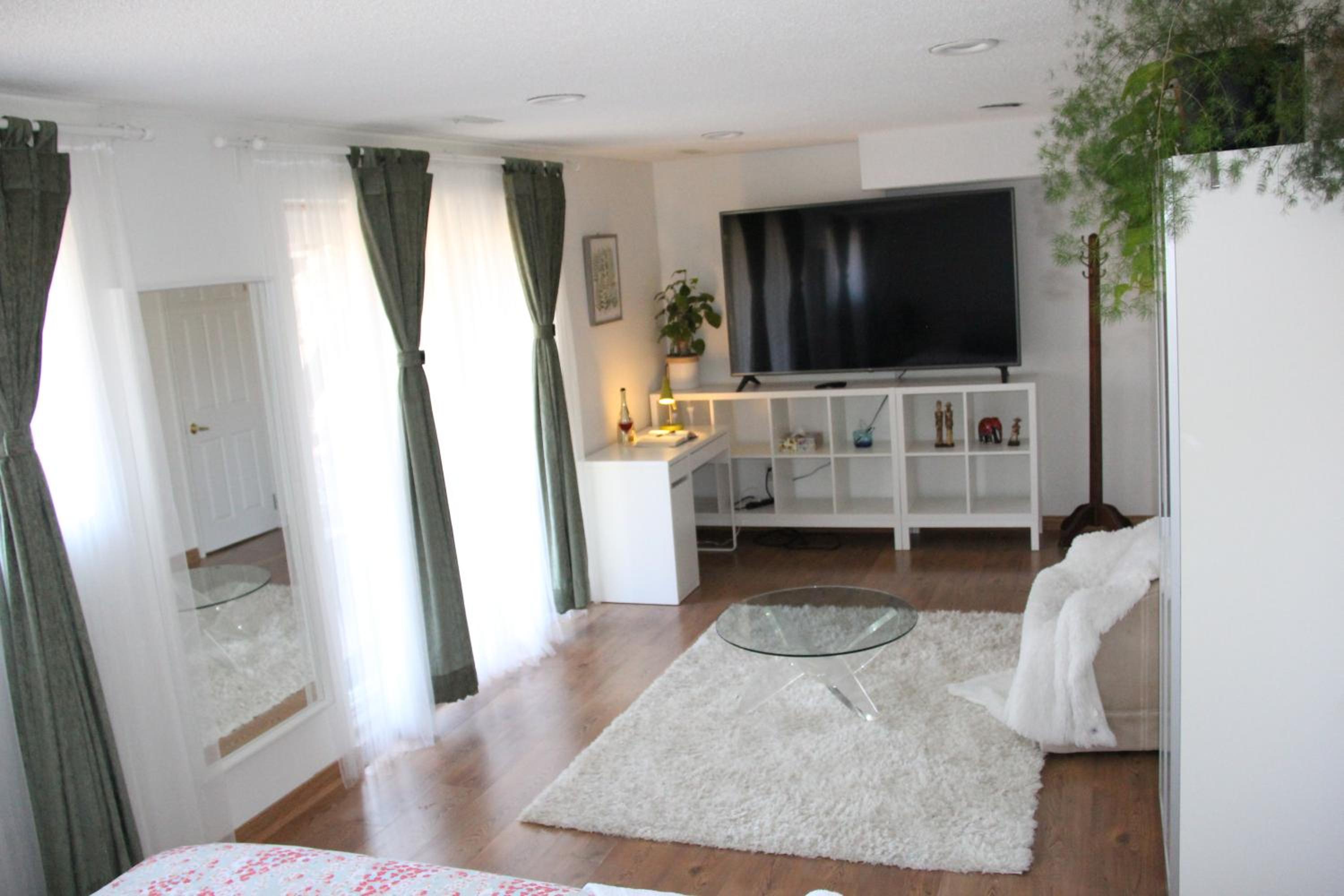 Serene Don River Nature gateway- 2BR suite, Private Patio, Free Parking