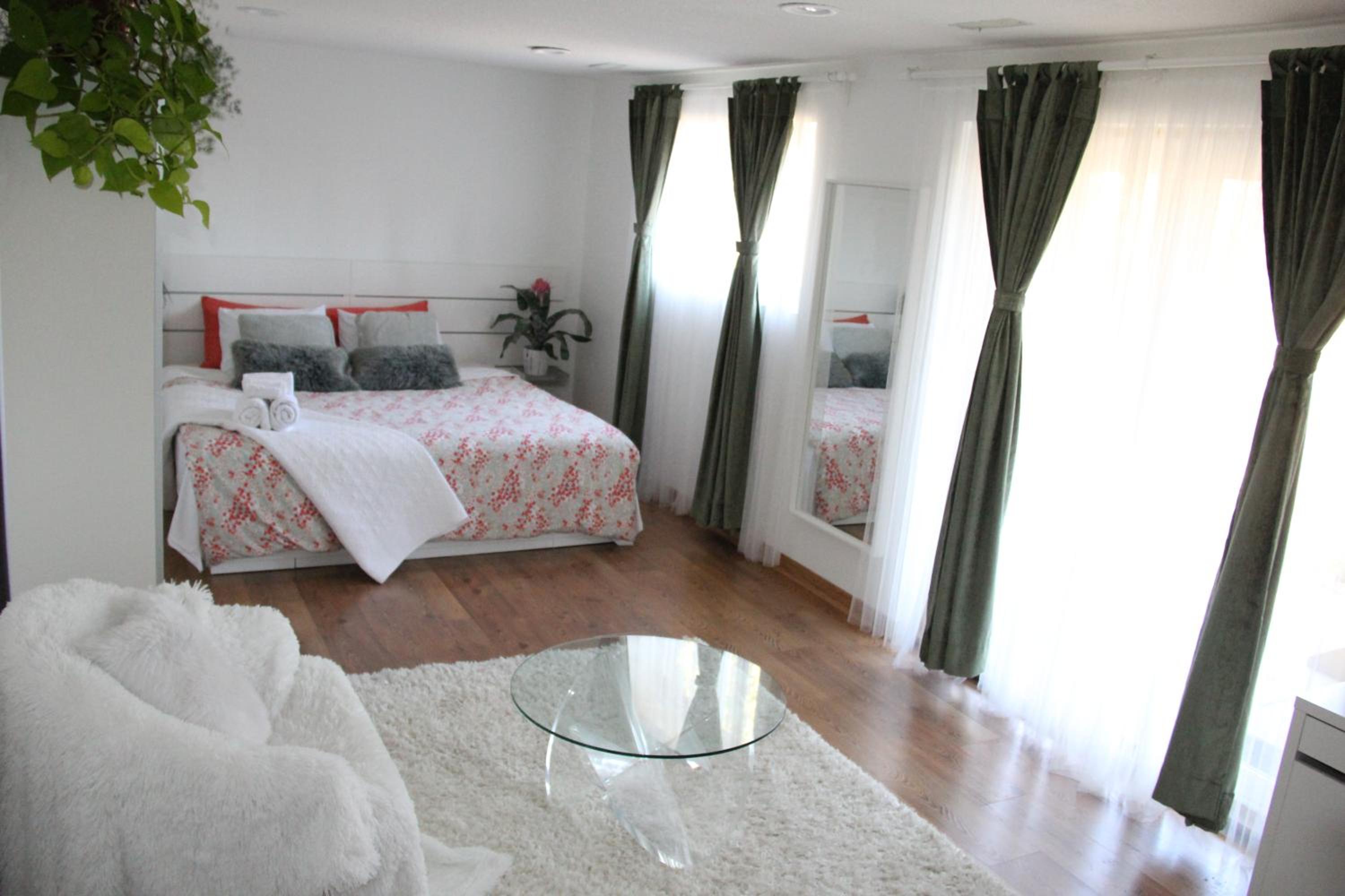 Serene Don River Nature gateway- 2BR suite, Private Patio, Free Parking