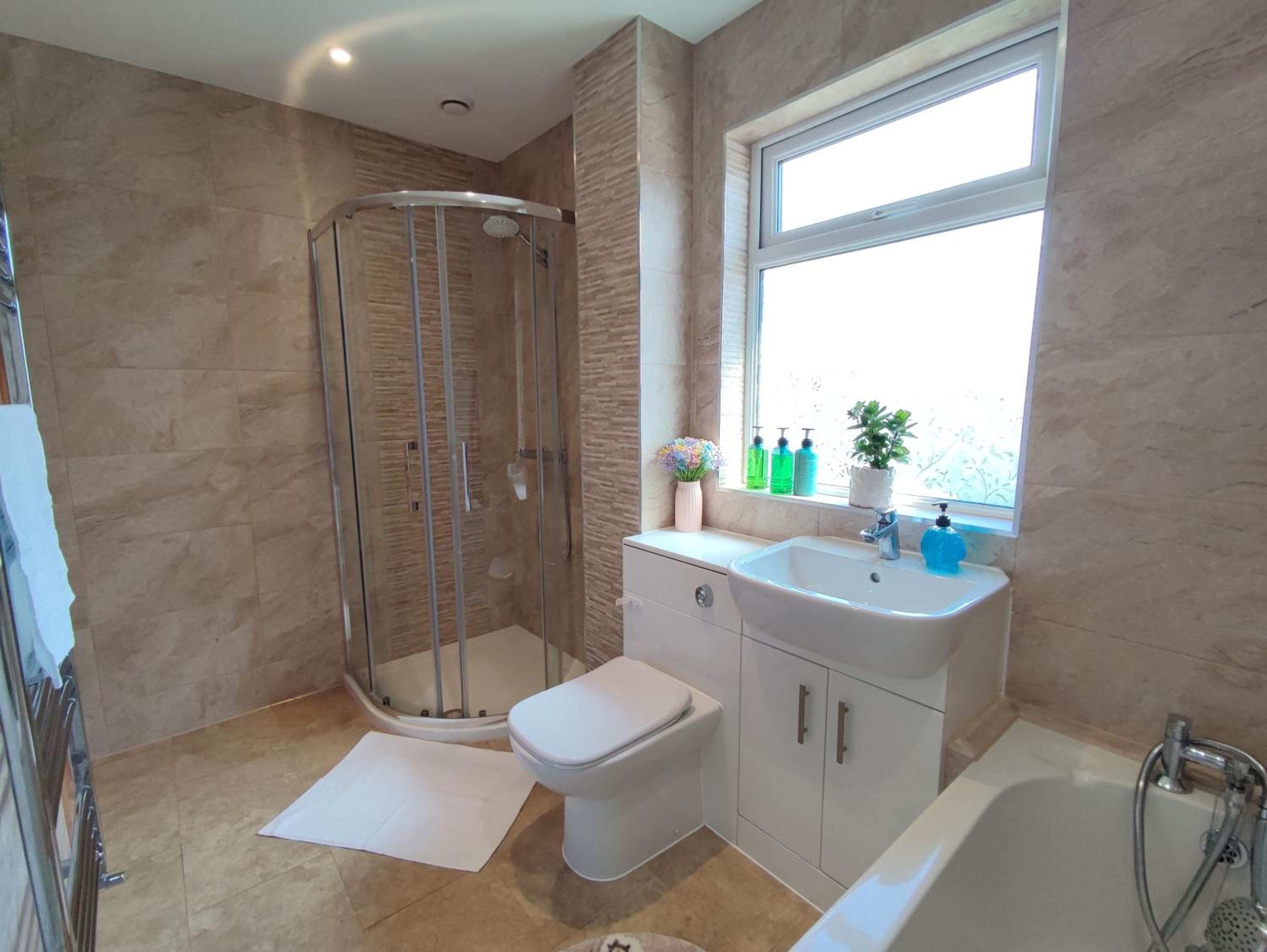 3 Bedroom HOUSE, OFF STREET PARKING, GARDEN, Wi-fi, CONTRACTOR STAY, close to the beach, shops, hospital, airport