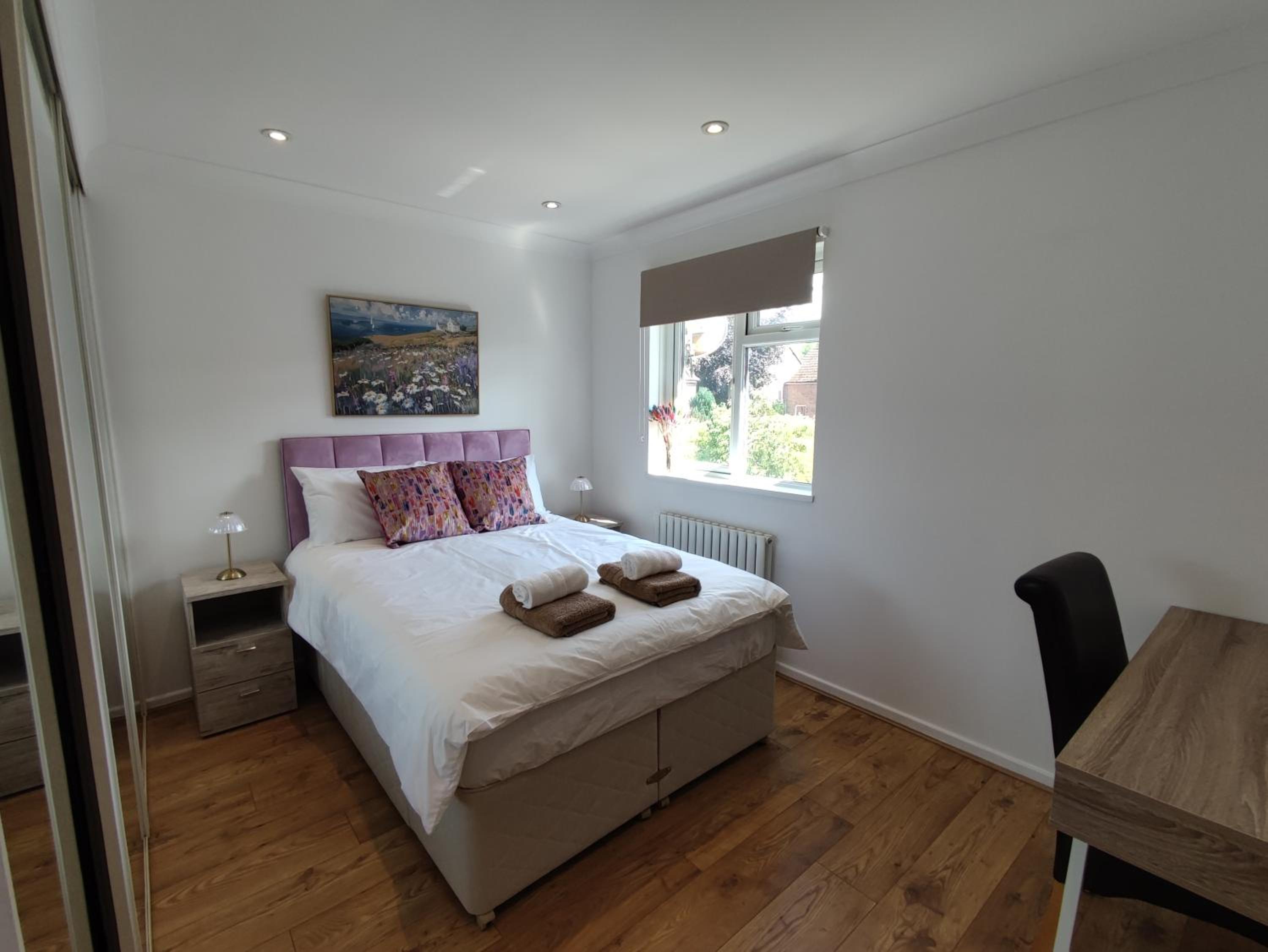 3 Bedroom HOUSE, OFF STREET PARKING, GARDEN, Wi-fi, CONTRACTOR STAY, close to the beach, shops, hospital, airport