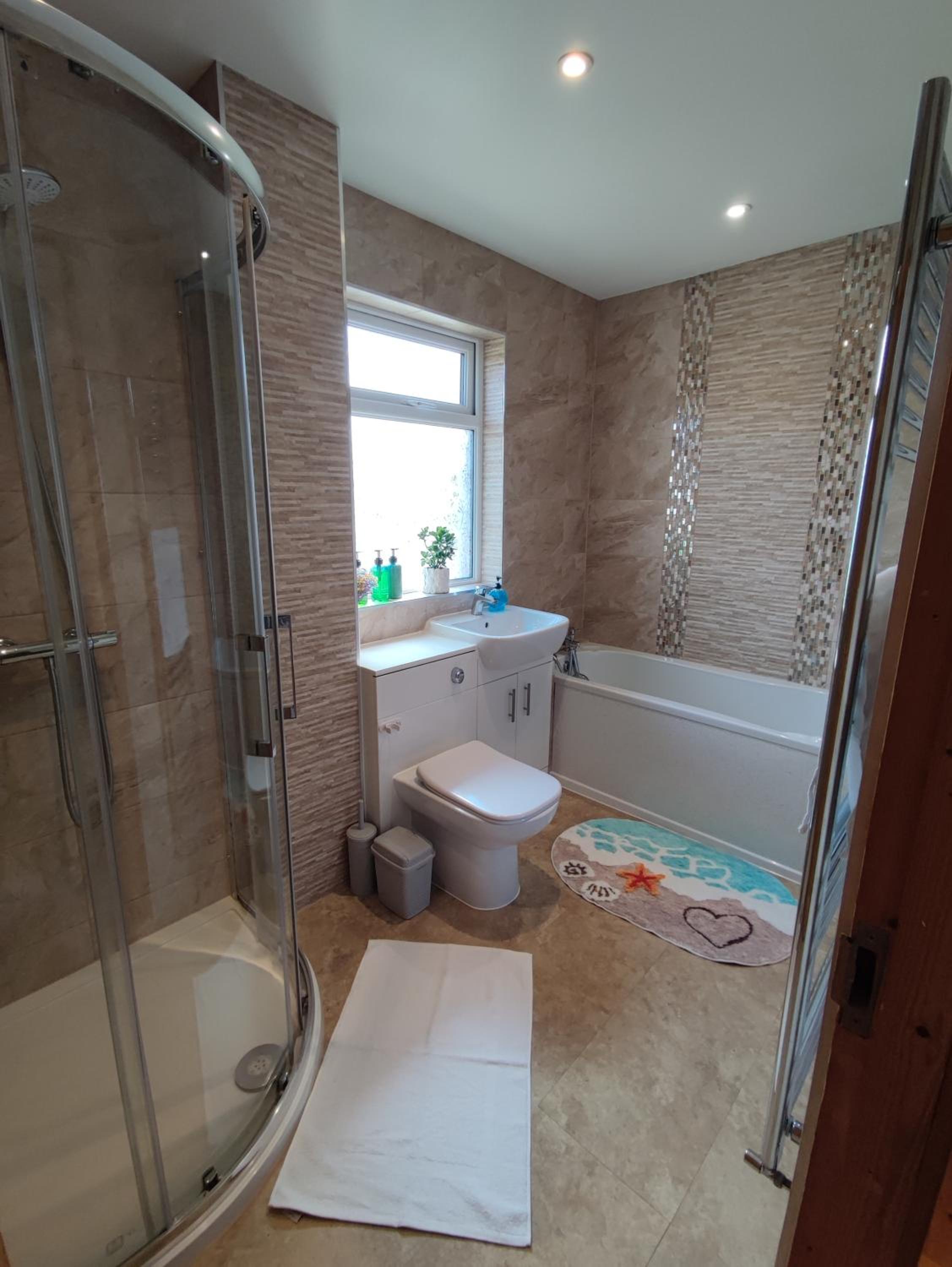 3 Bedroom HOUSE, OFF STREET PARKING, GARDEN, Wi-fi, CONTRACTOR STAY, close to the beach, shops, hospital, airport