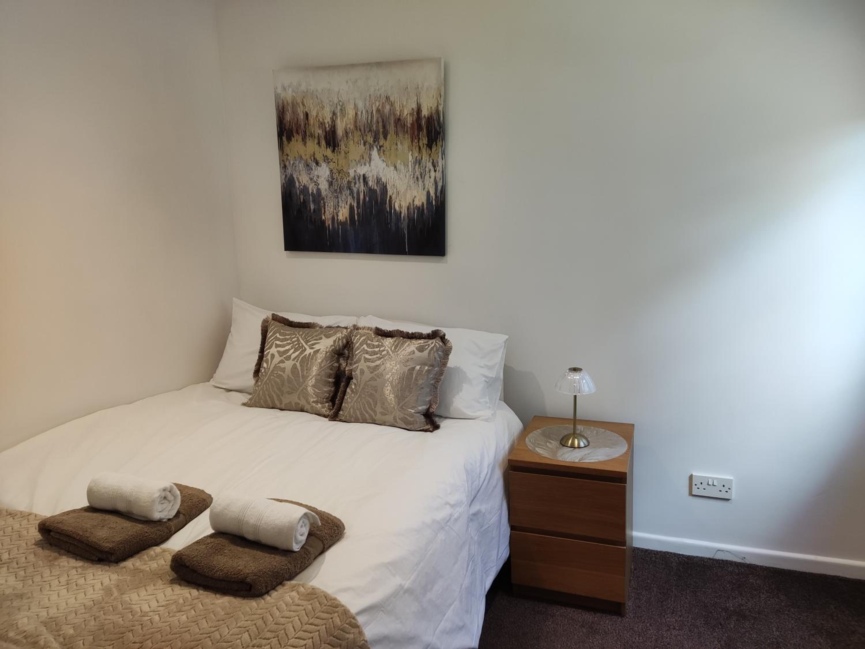 3 Bedroom HOUSE, OFF STREET PARKING, GARDEN, Wi-fi, CONTRACTOR STAY, close to the beach, shops, hospital, airport