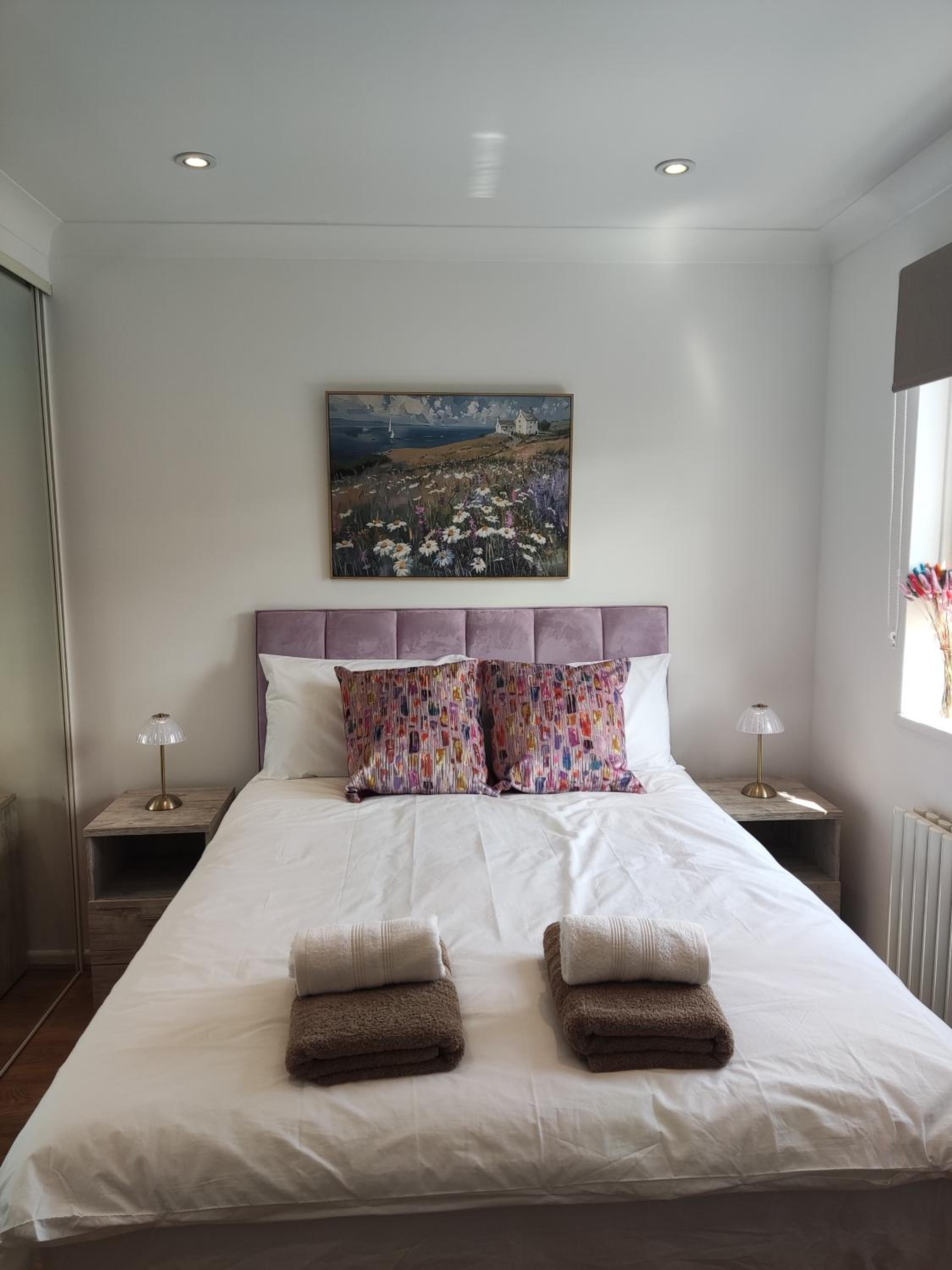 3 Bedroom HOUSE, OFF STREET PARKING, GARDEN, Wi-fi, CONTRACTOR STAY, close to the beach, shops, hospital, airport