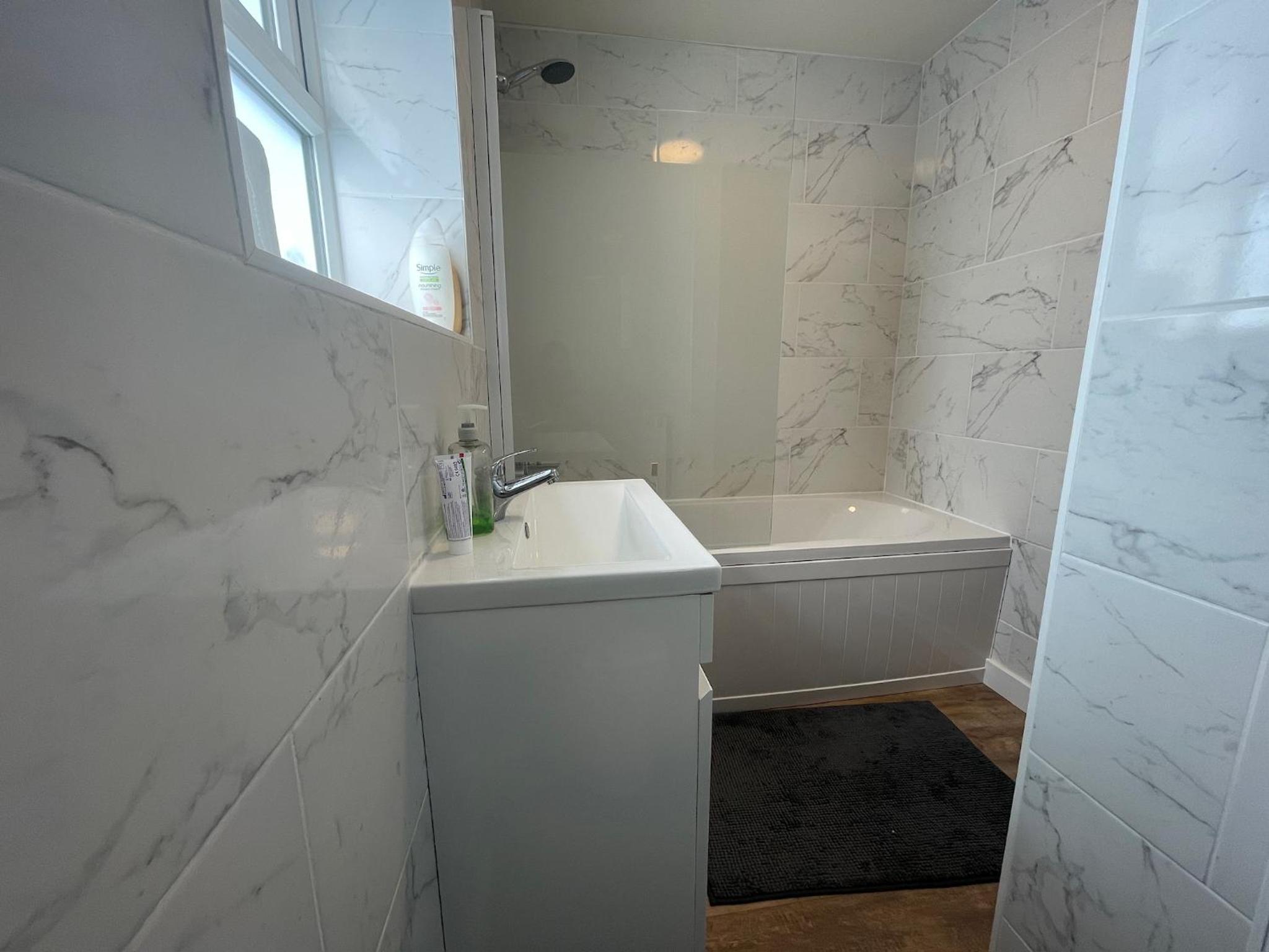 6 Bedroom Home, FREE Parking & Wi-Fi Garden