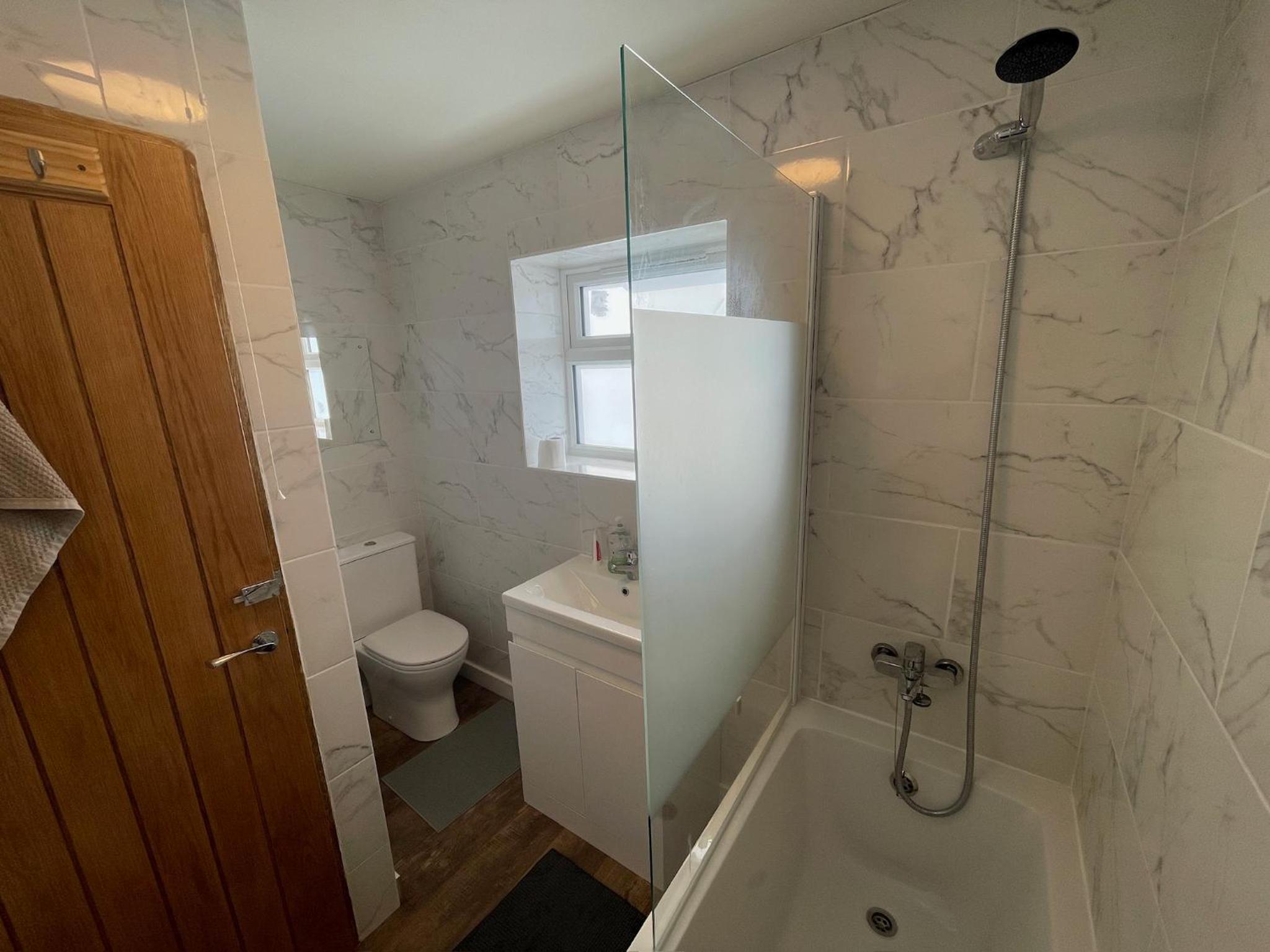 6 Bedroom Home, FREE Parking & Wi-Fi Garden