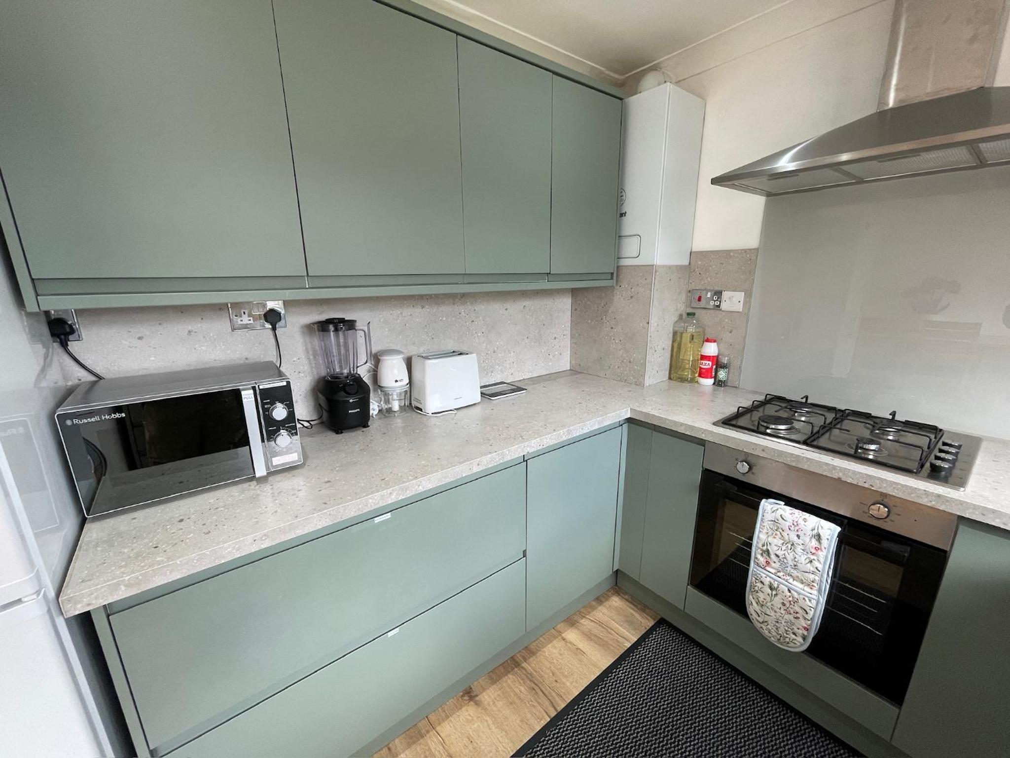 6 Bedroom Home, FREE Parking & Wi-Fi Garden