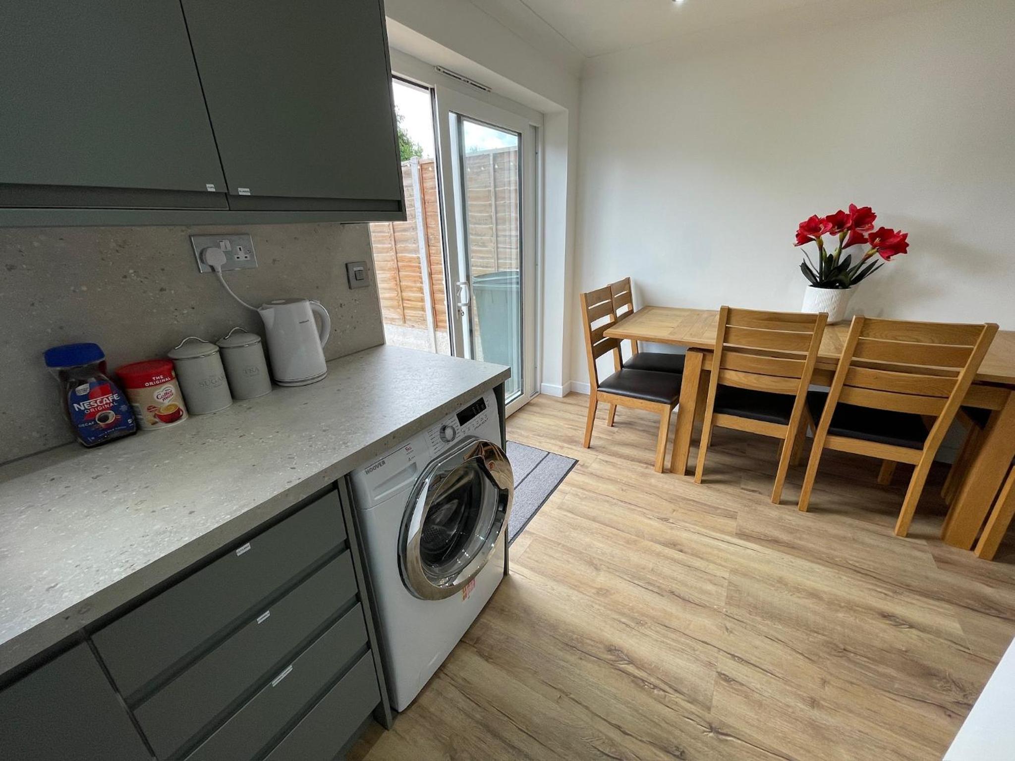 6 Bedroom Home, FREE Parking & Wi-Fi Garden