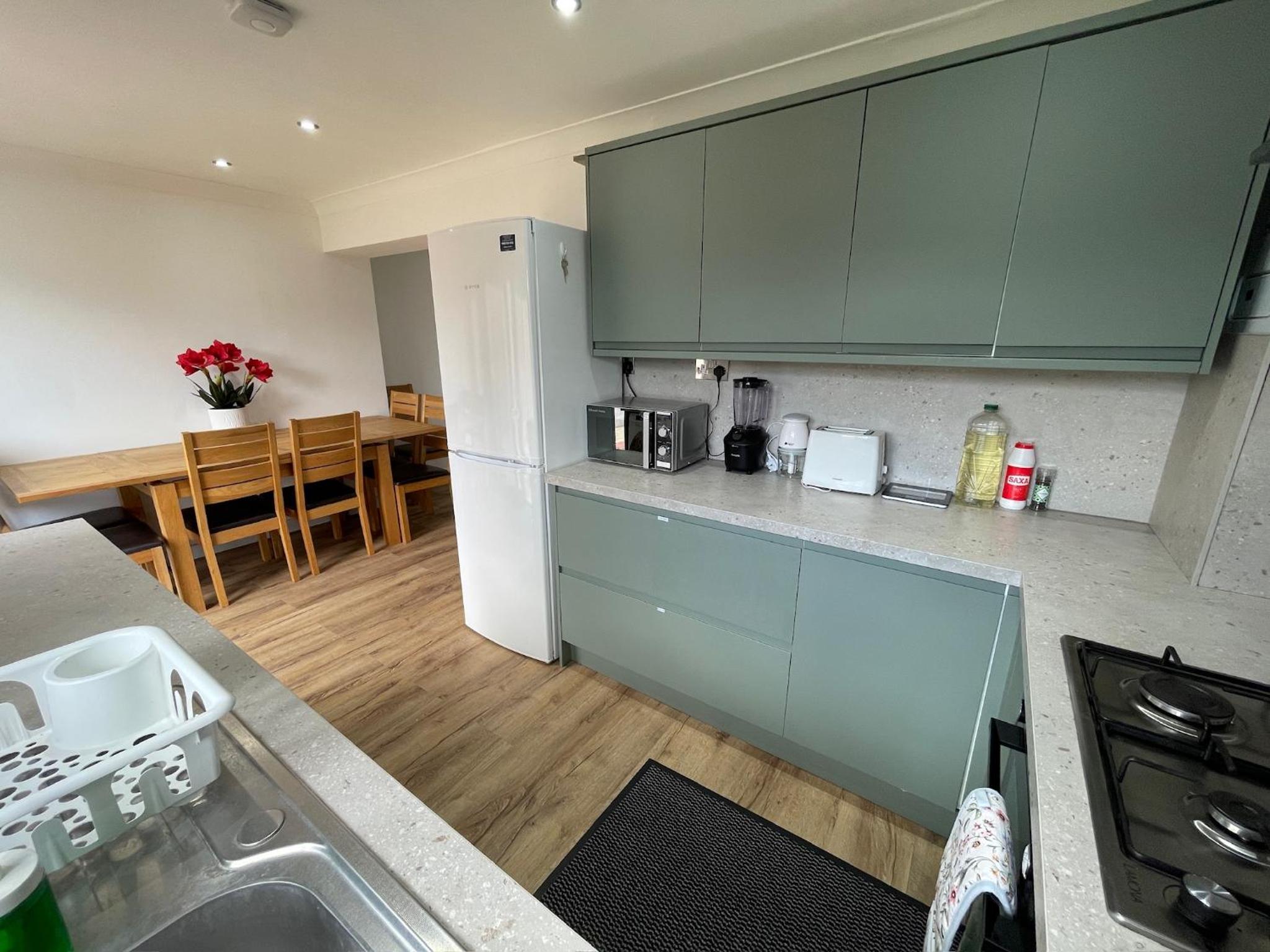 6 Bedroom Home, FREE Parking & Wi-Fi Garden
