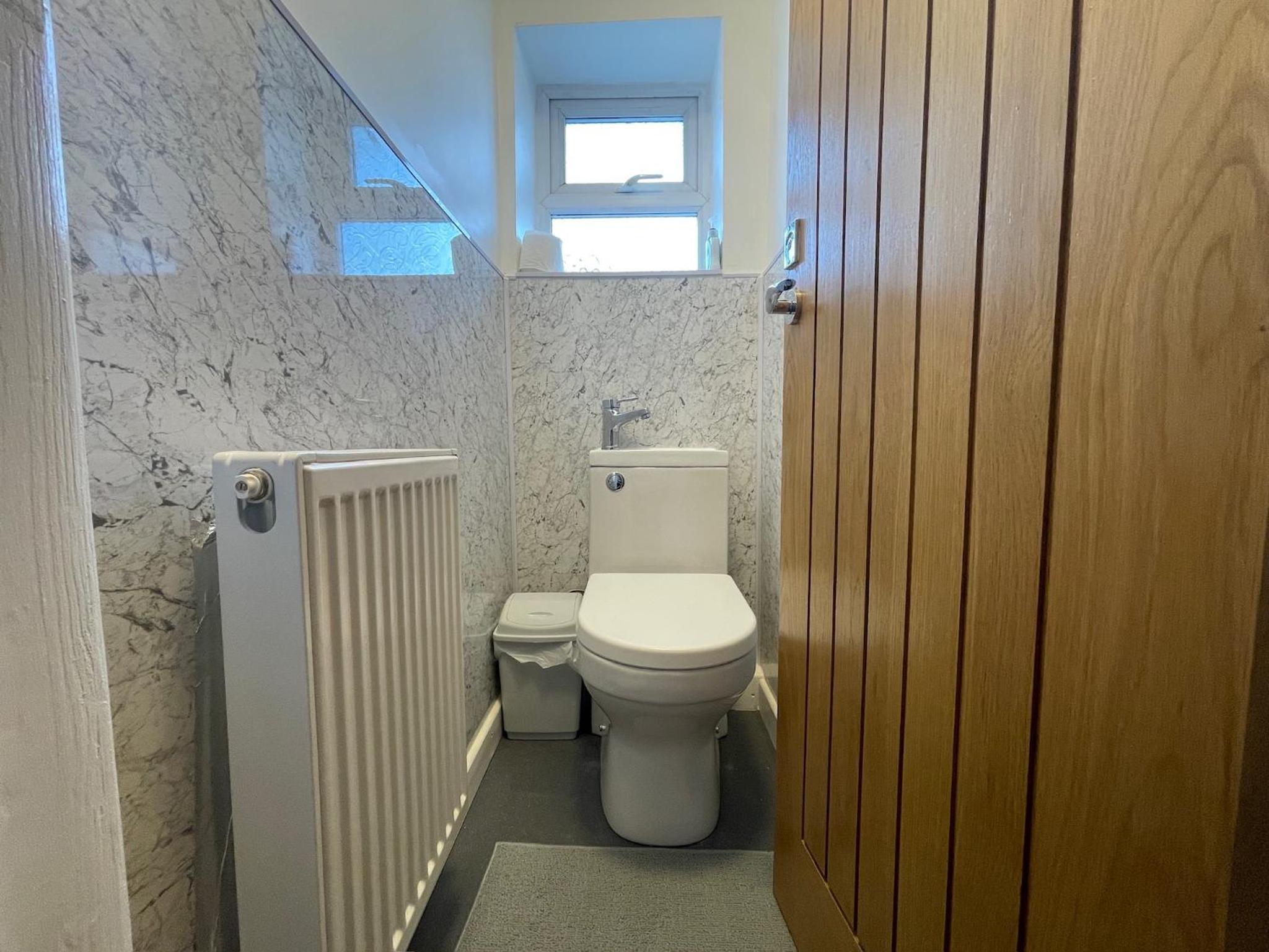 6 Bedroom Home, FREE Parking & Wi-Fi Garden