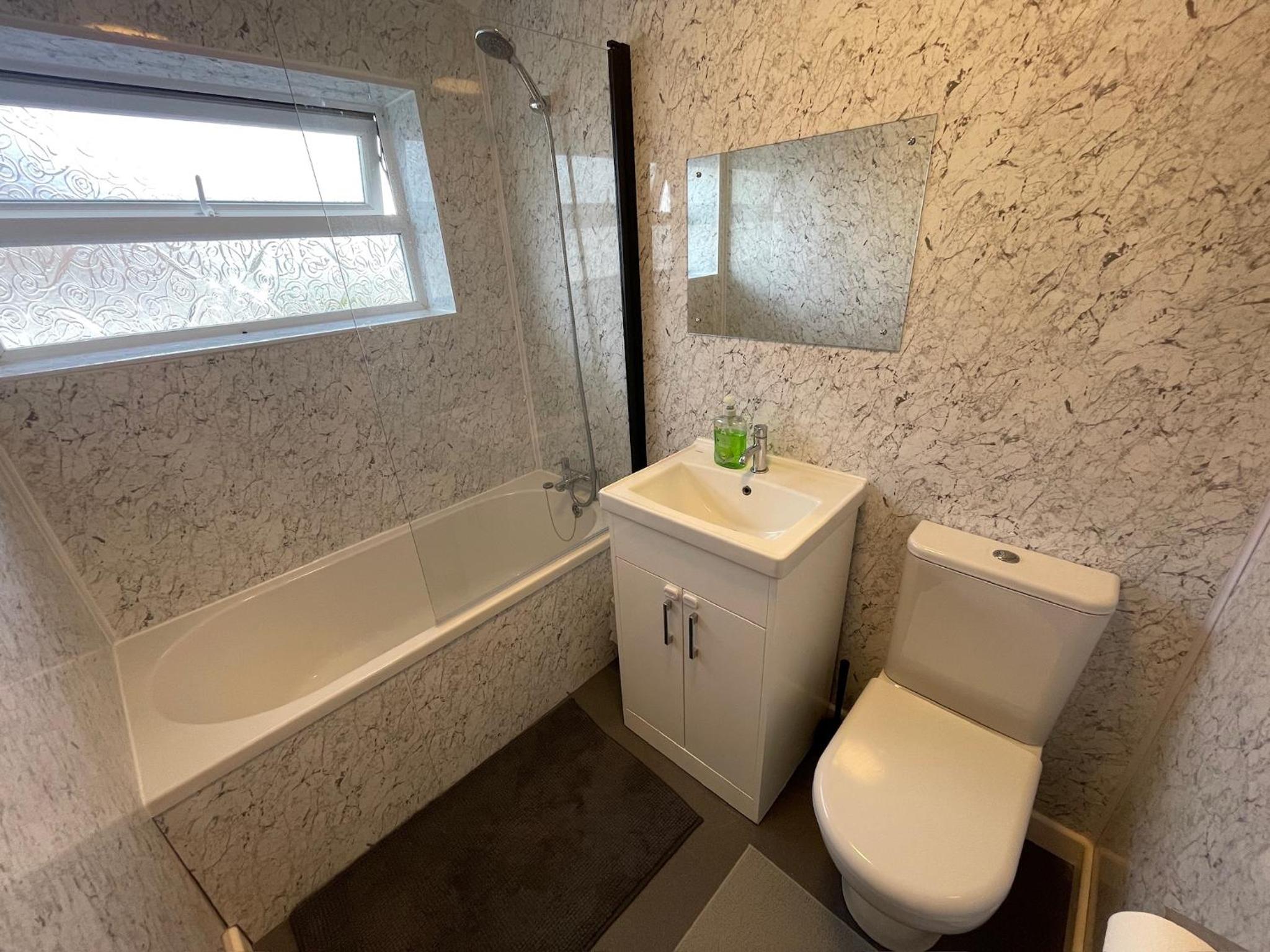 6 Bedroom Home, FREE Parking & Wi-Fi Garden