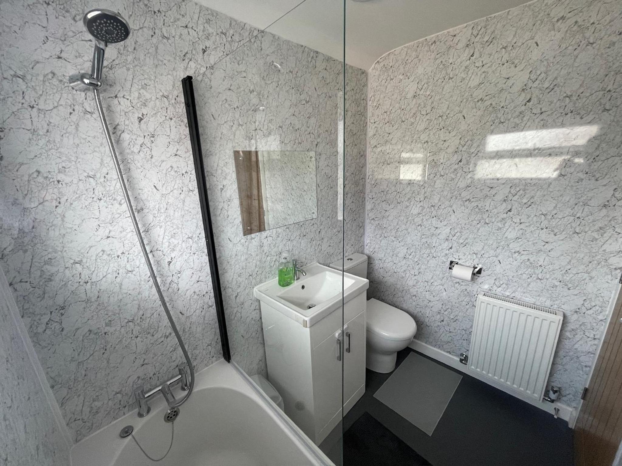 6 Bedroom Home, FREE Parking & Wi-Fi Garden