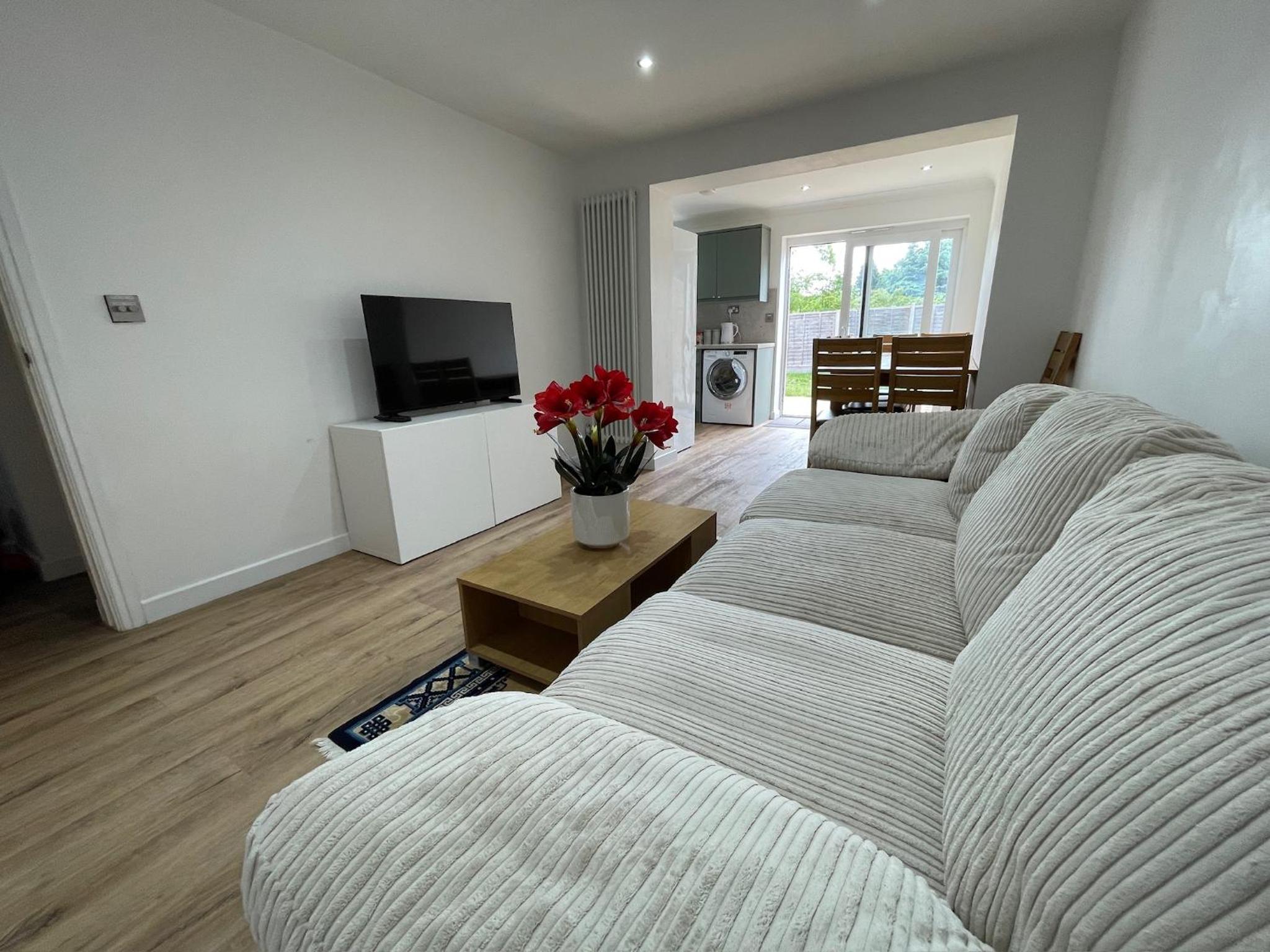6 Bedroom Home, FREE Parking & Wi-Fi Garden