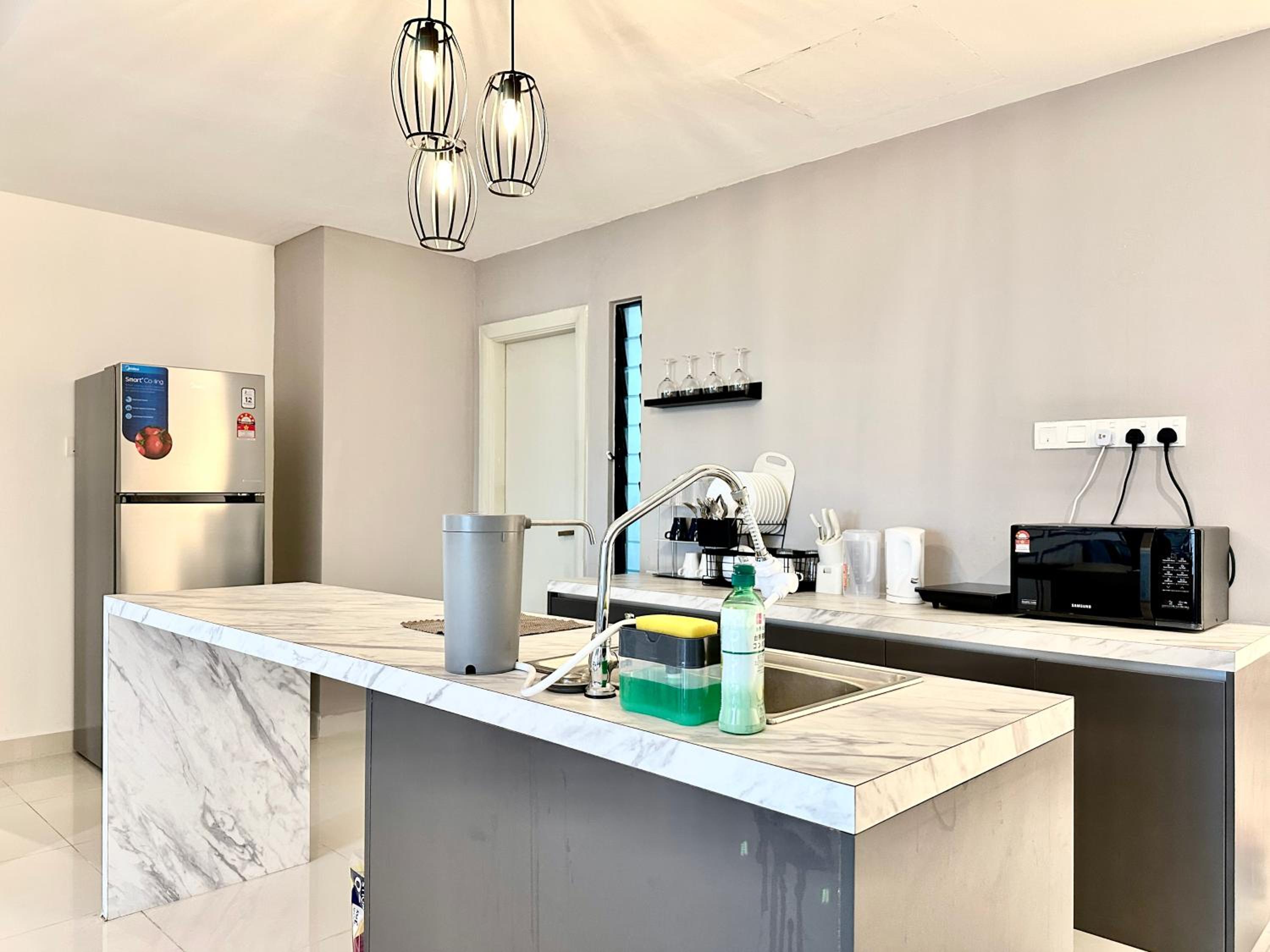 Modern 3BR Family Suite Mosaic Southkey Walk to Mid Valley