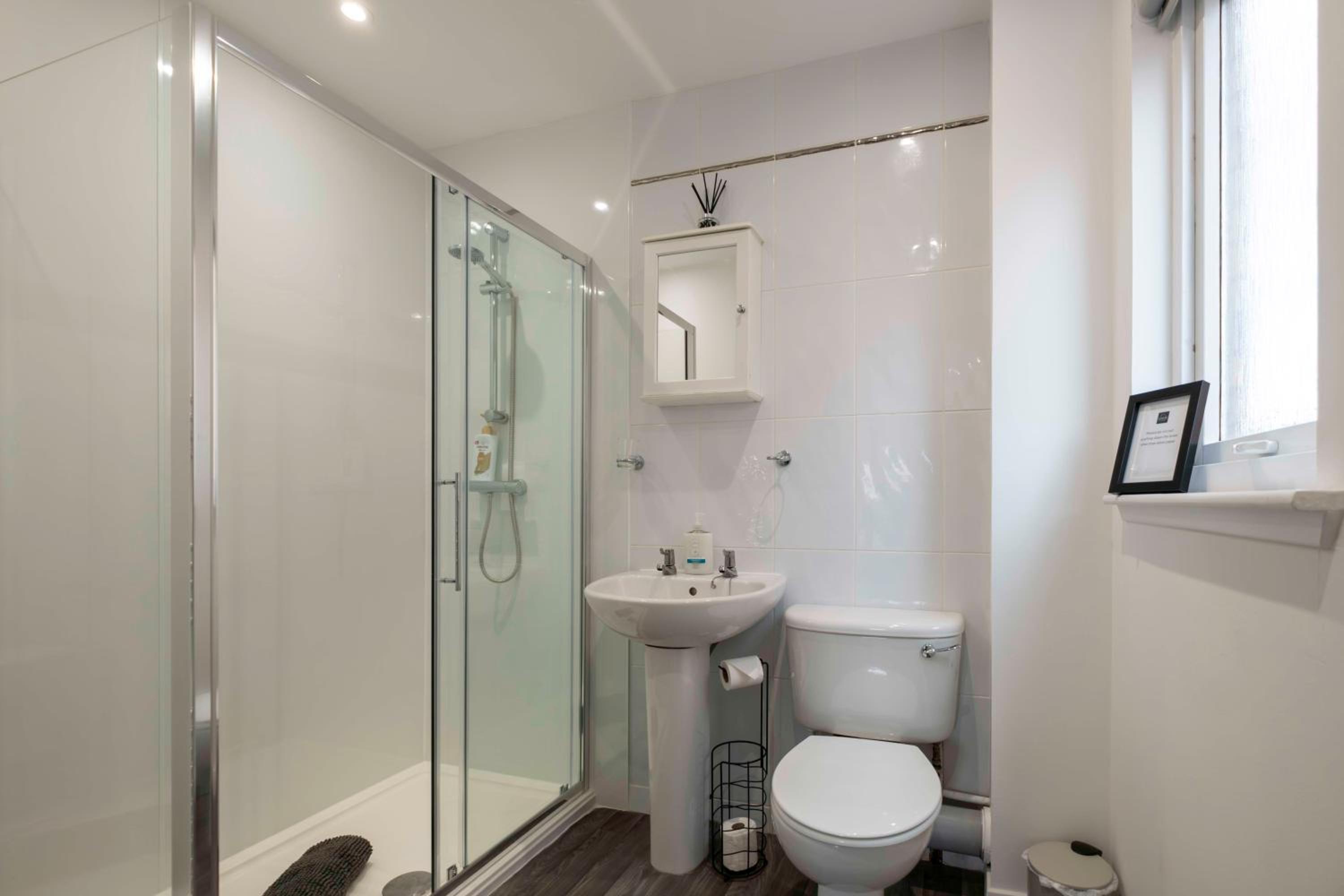 THE KEMPS 7bed 6 bathroom PARKING for 3 vehicles Ideal for contractors Next to LIDLE part of Langleycottageandapartments portfolio REDUCTION FOR LONG STAYS