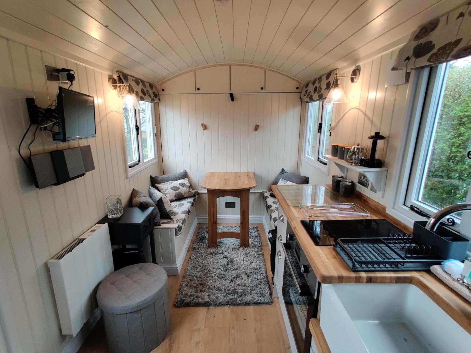 Duck House - 1 Bed Shepherds Hut - Gower