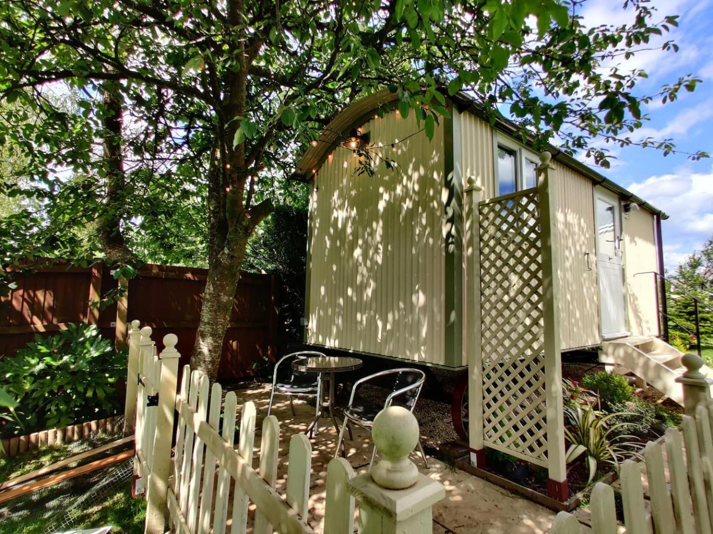 Duck House - 1 Bed Shepherds Hut - Gower