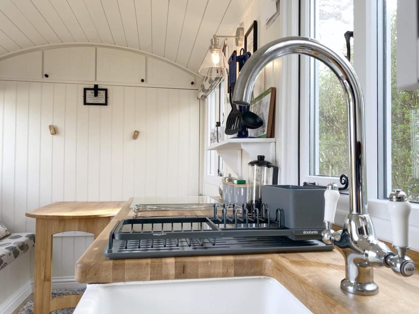 Duck House - 1 Bed Shepherds Hut - Gower