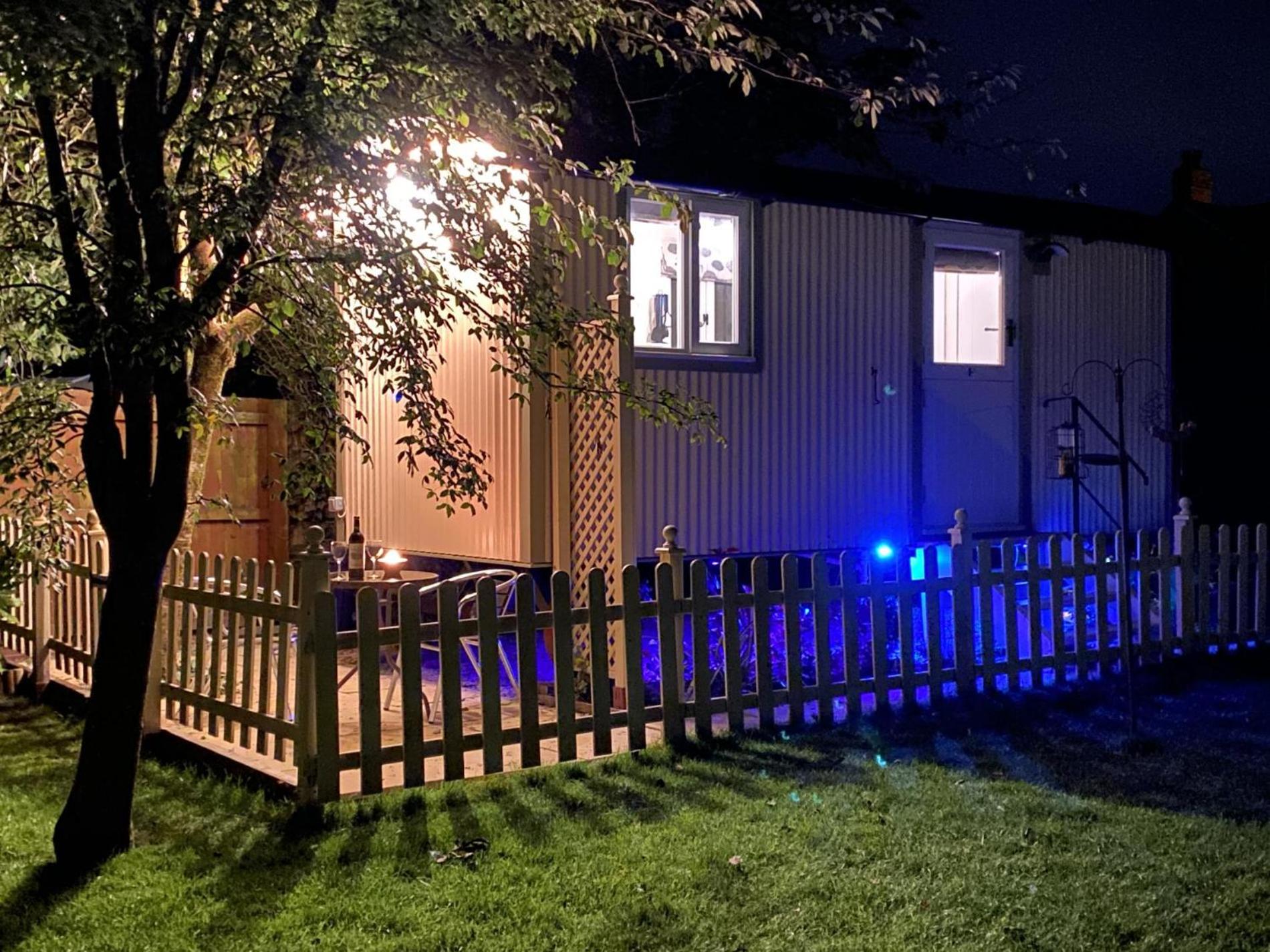 Duck House - 1 Bed Shepherds Hut - Gower
