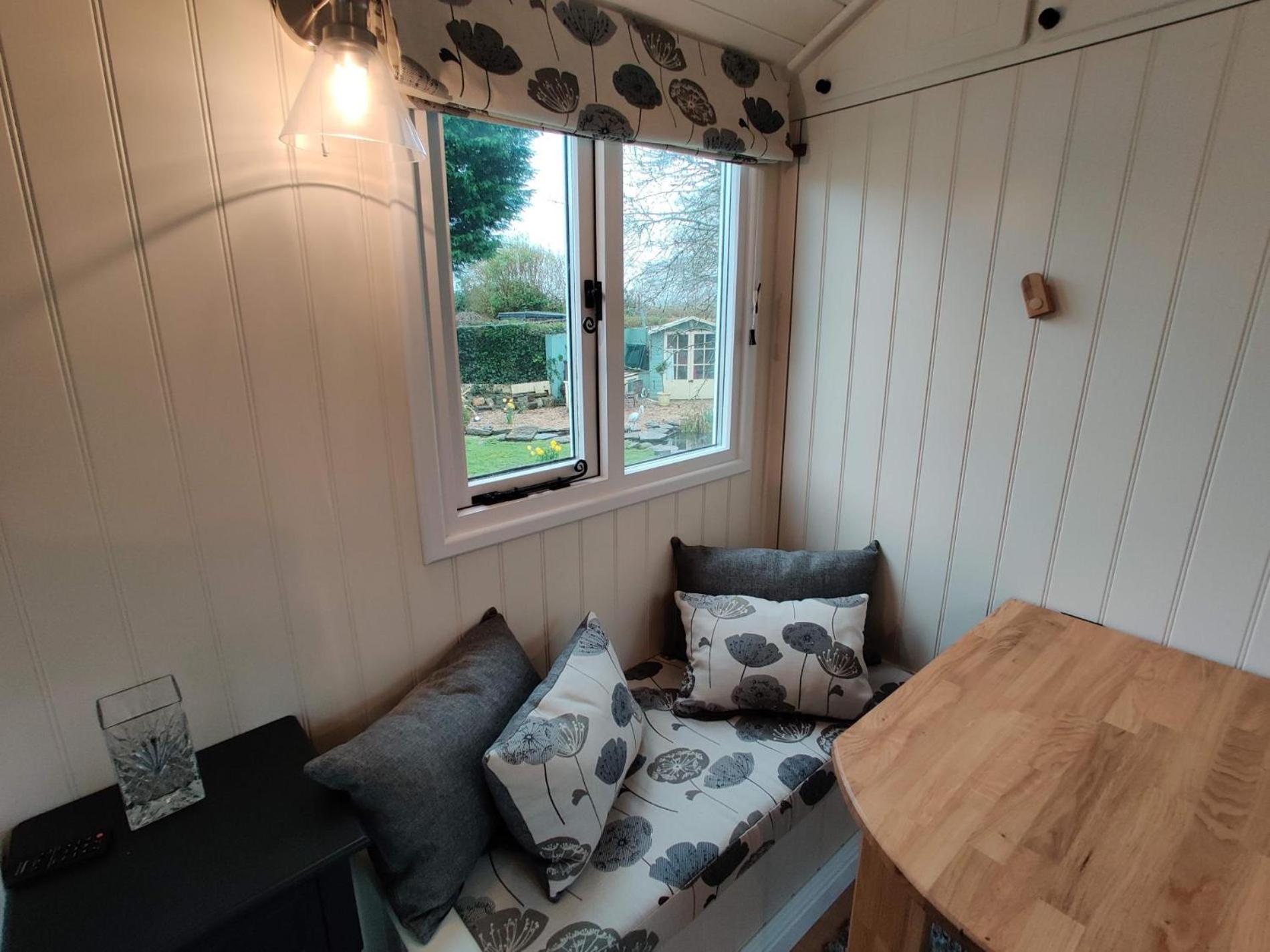 Duck House - 1 Bed Shepherds Hut - Gower