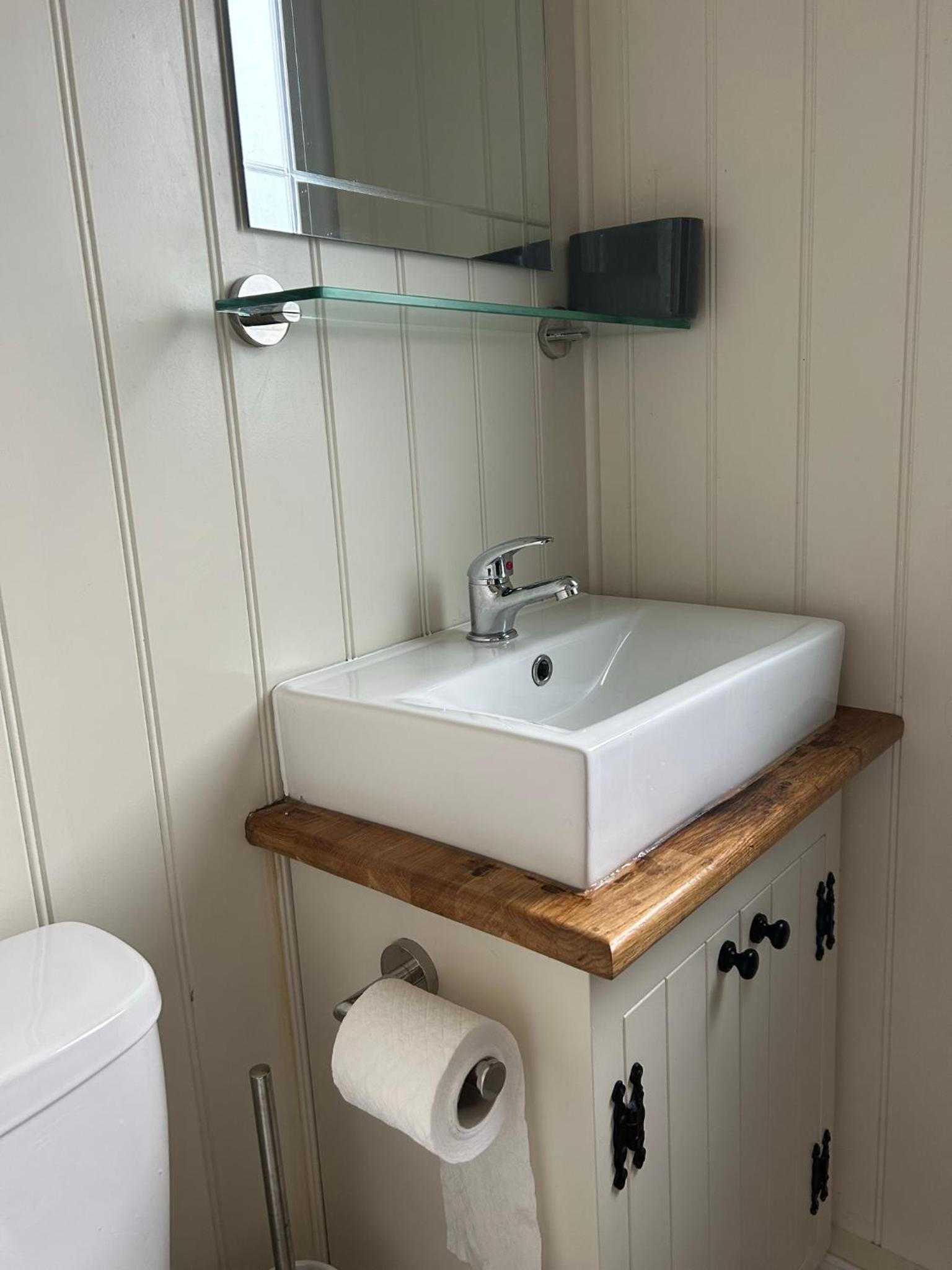 Duck House - 1 Bed Shepherds Hut - Gower