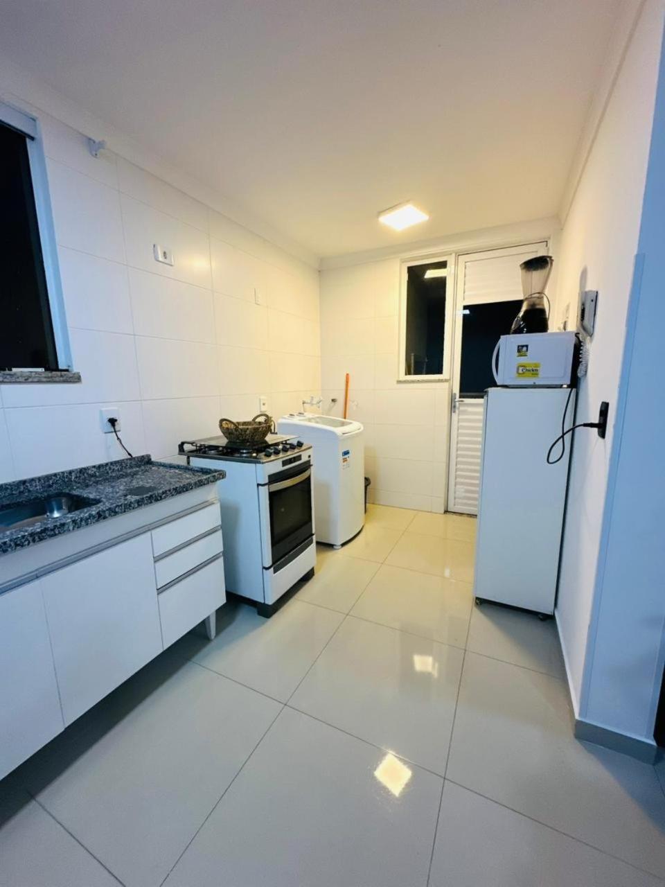 Apto em Bombinhas 2 quartos com 1 suíte, churrasqueira, vaga de garagem