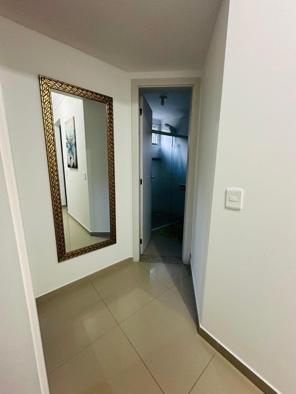 Apto em Bombinhas 2 quartos com 1 suíte, churrasqueira, vaga de garagem