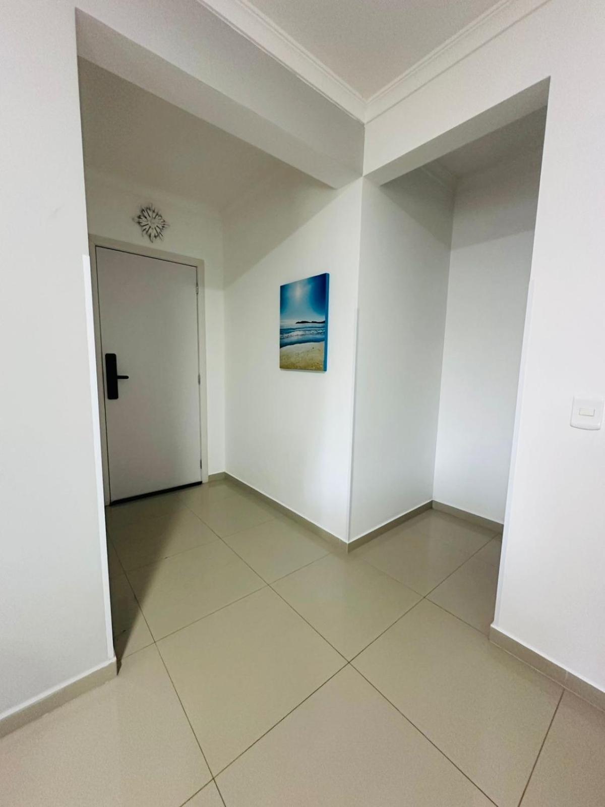 Apto em Bombinhas 2 quartos com 1 suíte, churrasqueira, vaga de garagem