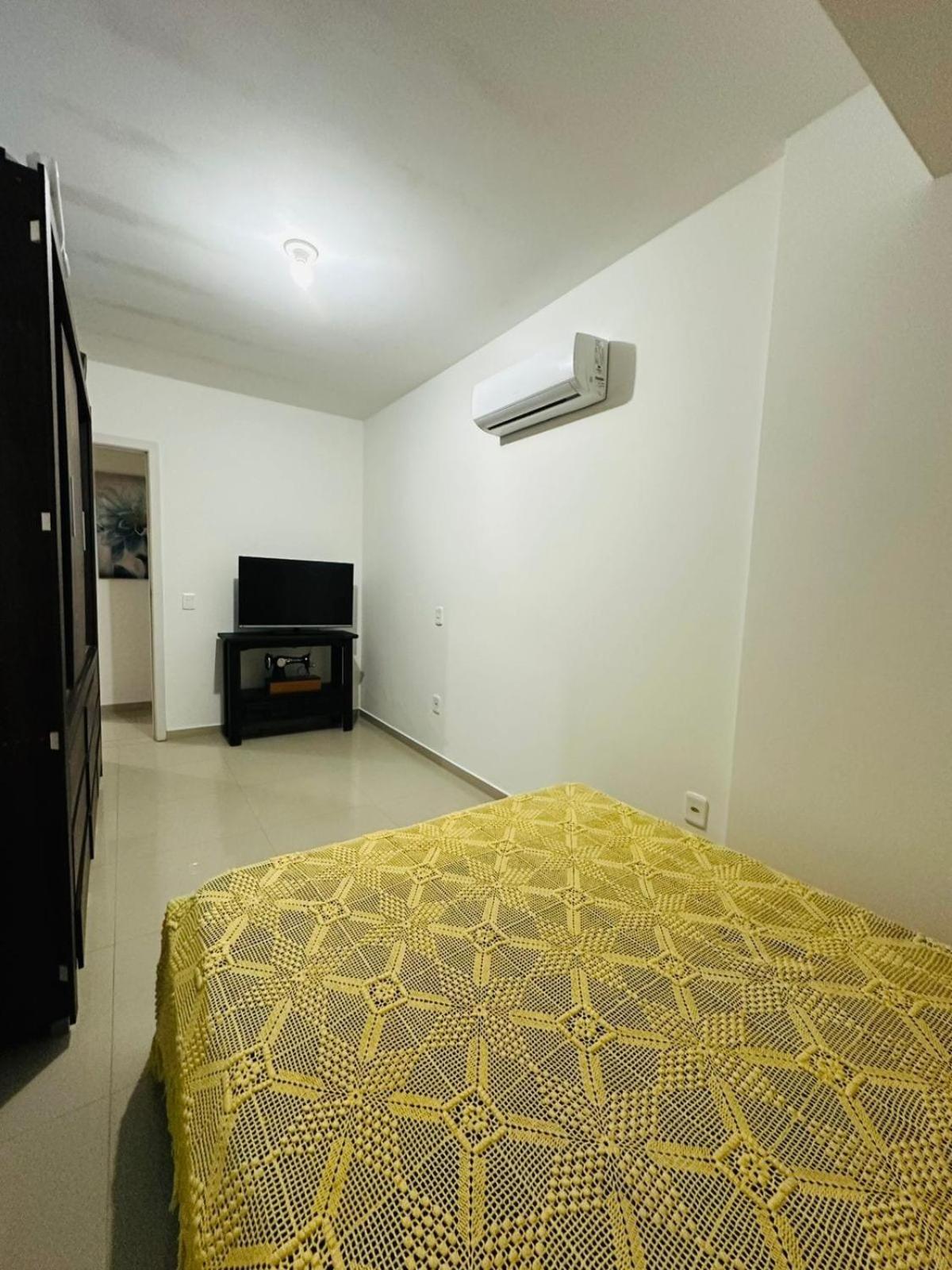 Apto em Bombinhas 2 quartos com 1 suíte, churrasqueira, vaga de garagem