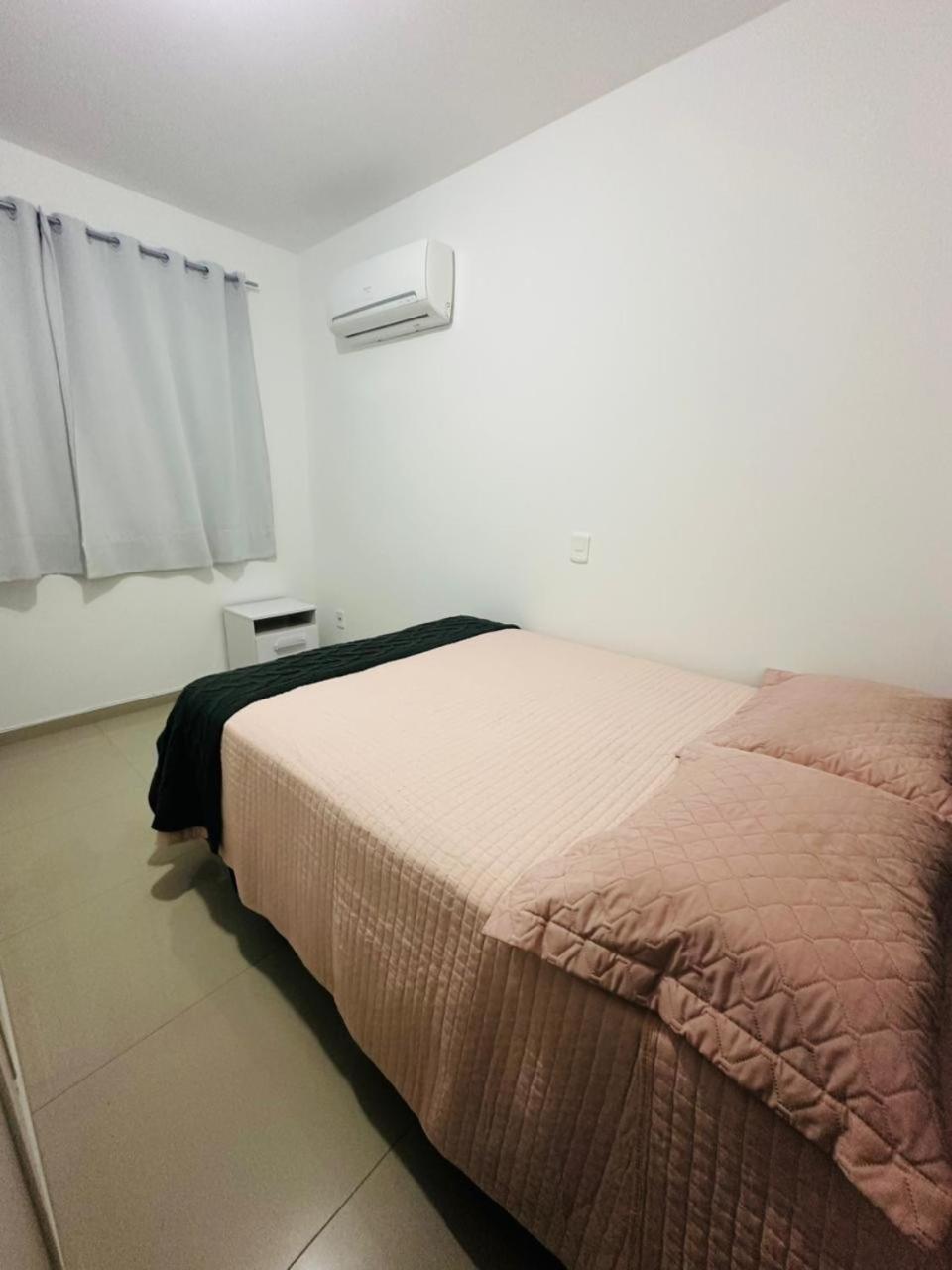 Apto em Bombinhas 2 quartos com 1 suíte, churrasqueira, vaga de garagem