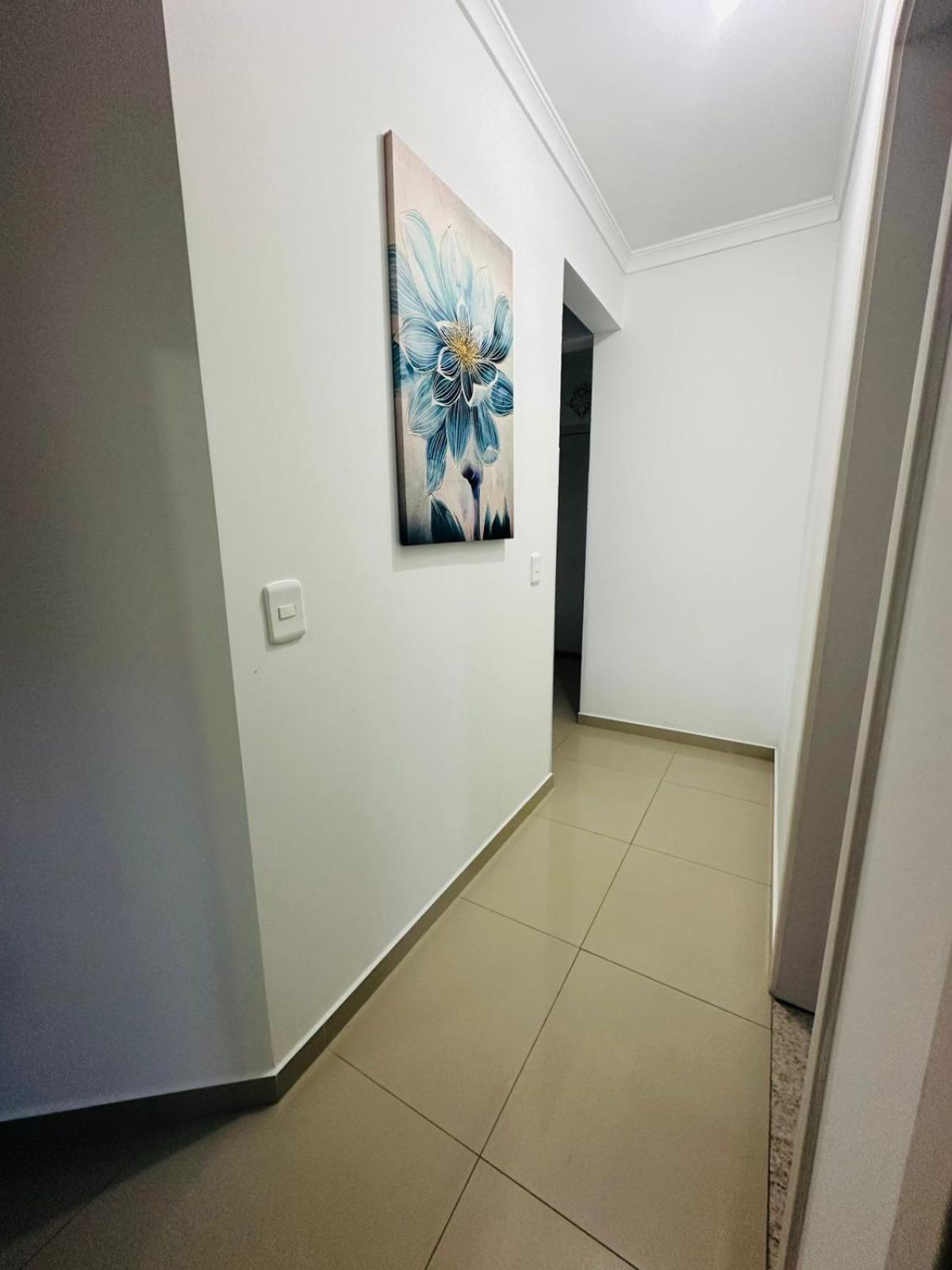 Apto em Bombinhas 2 quartos com 1 suíte, churrasqueira, vaga de garagem