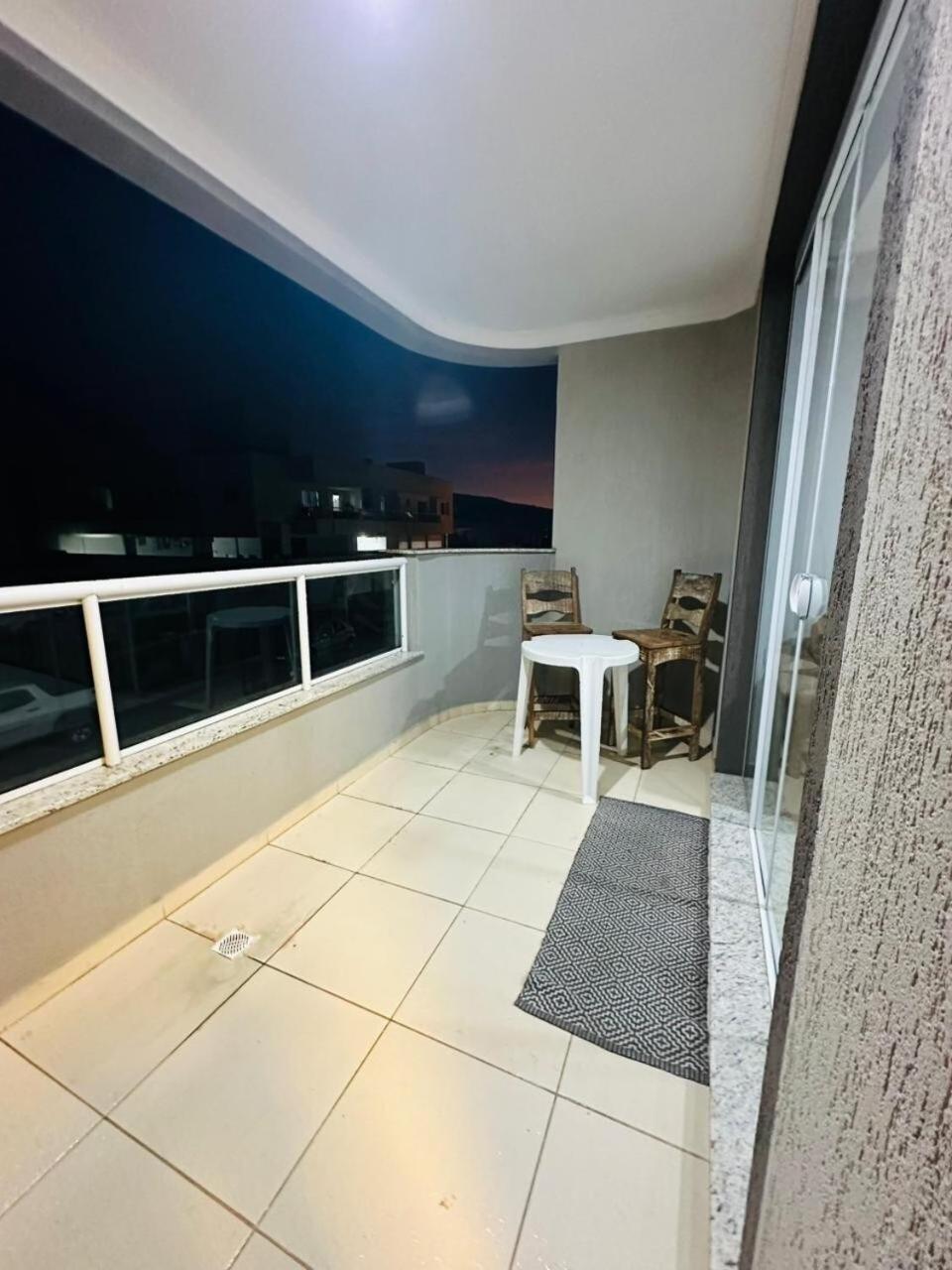 Apto em Bombinhas 2 quartos com 1 suíte, churrasqueira, vaga de garagem
