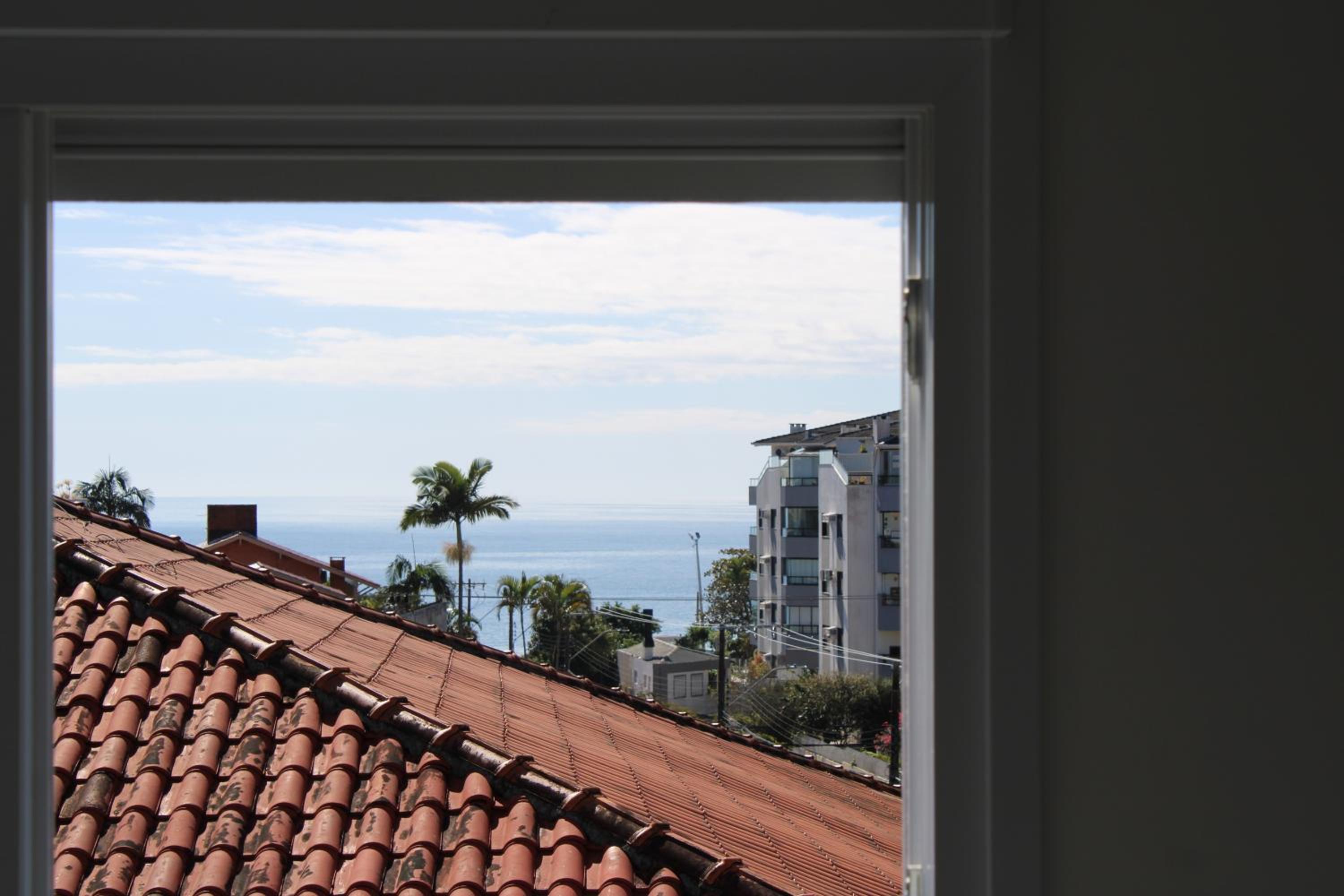 Apto de duas suítes com vista mar - 100 metros da praia em Canasvieiras