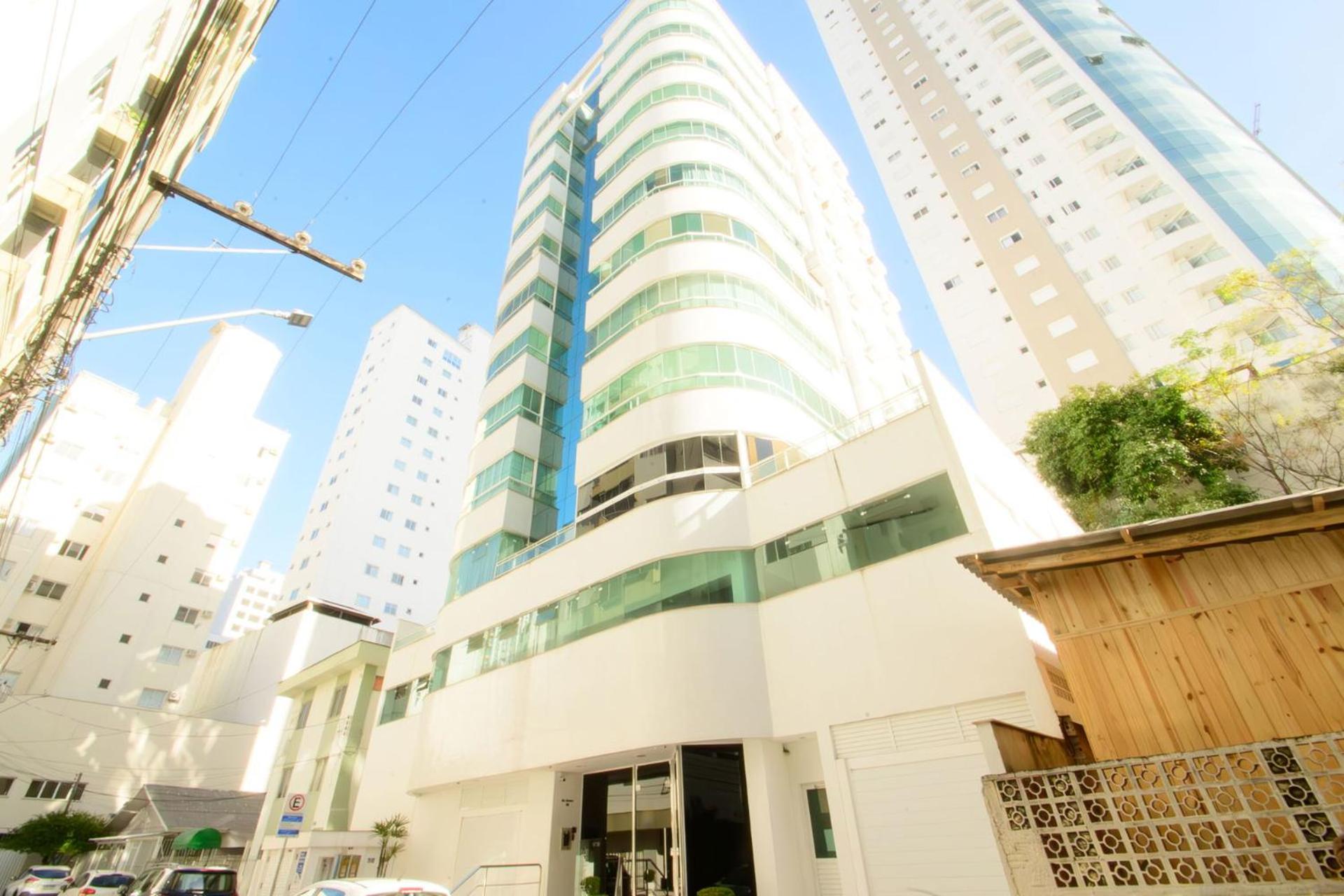 Apto com 3 quartos no centro de Balneário DM2603