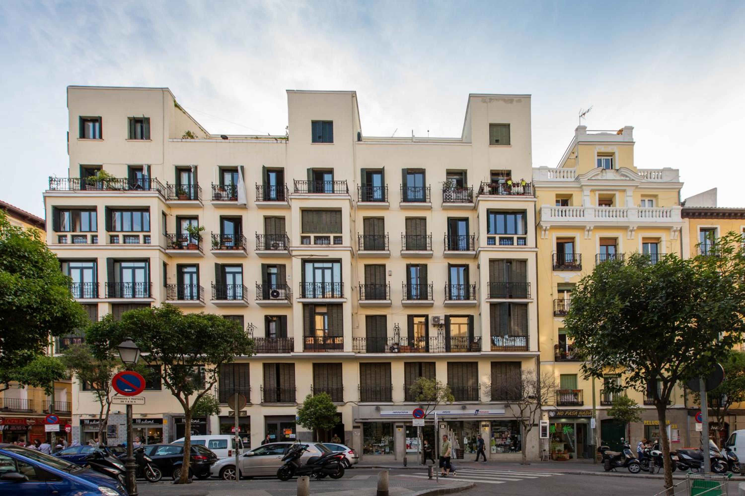 BookinMadrid - Plaza Mayor - Plaza Cascorro view 3